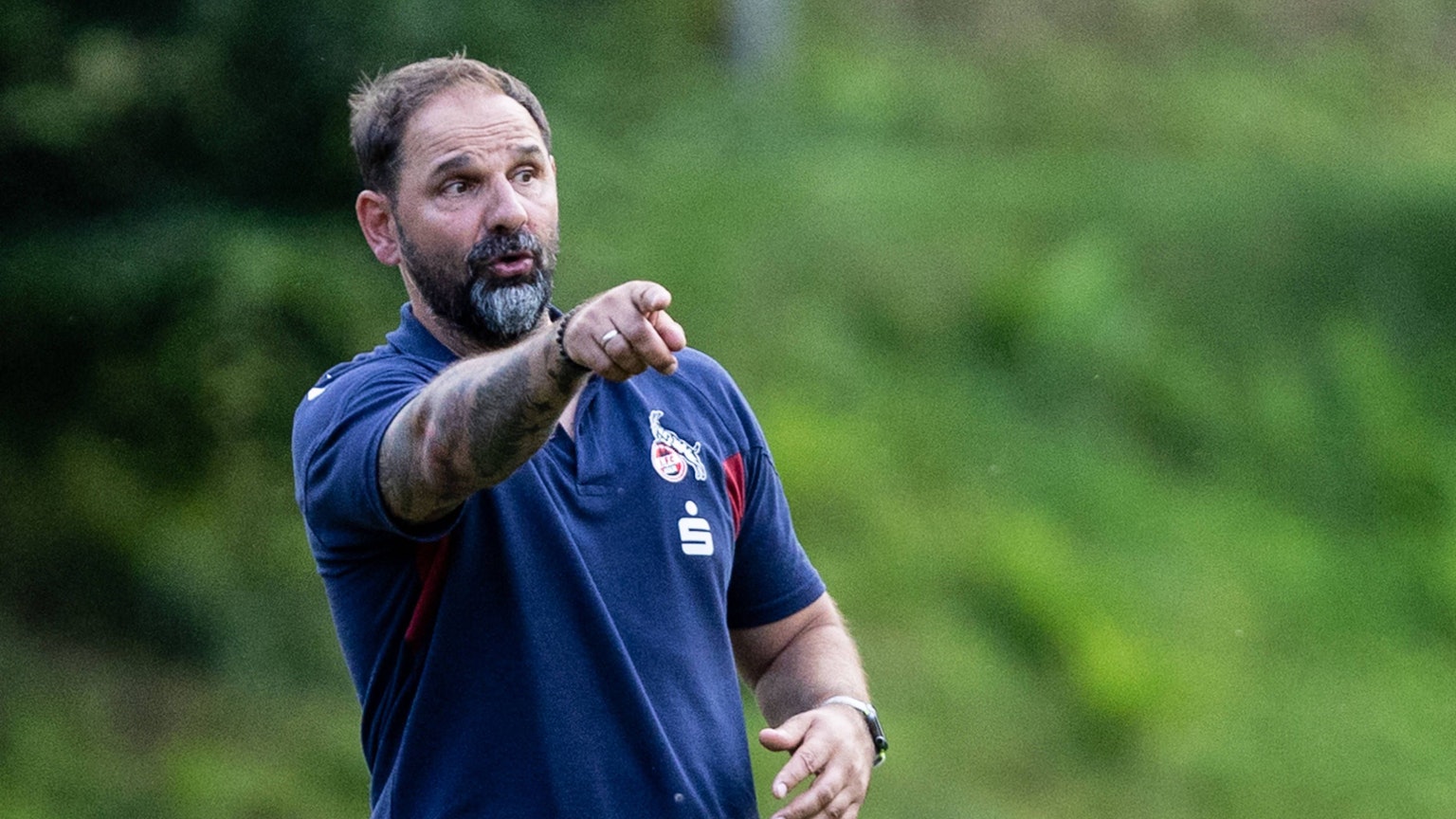 Ein Fußballtrainer gibt seinen Spielern Anweisungen.
