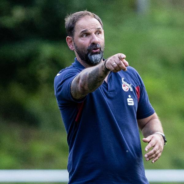 Ein Fußballtrainer gibt seinen Spielern Anweisungen.