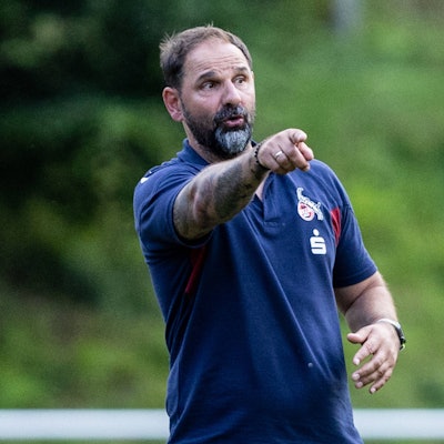 Ein Fußballtrainer gibt seinen Spielern Anweisungen.