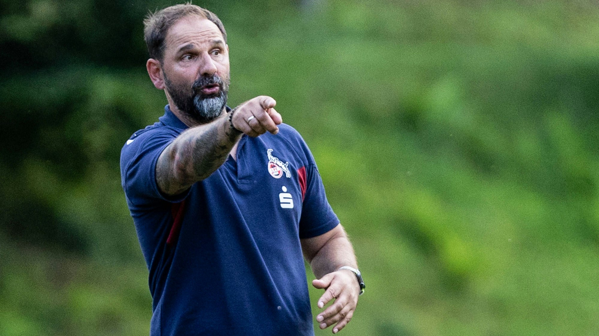 Ein Fußballtrainer gibt seinen Spielern Anweisungen.