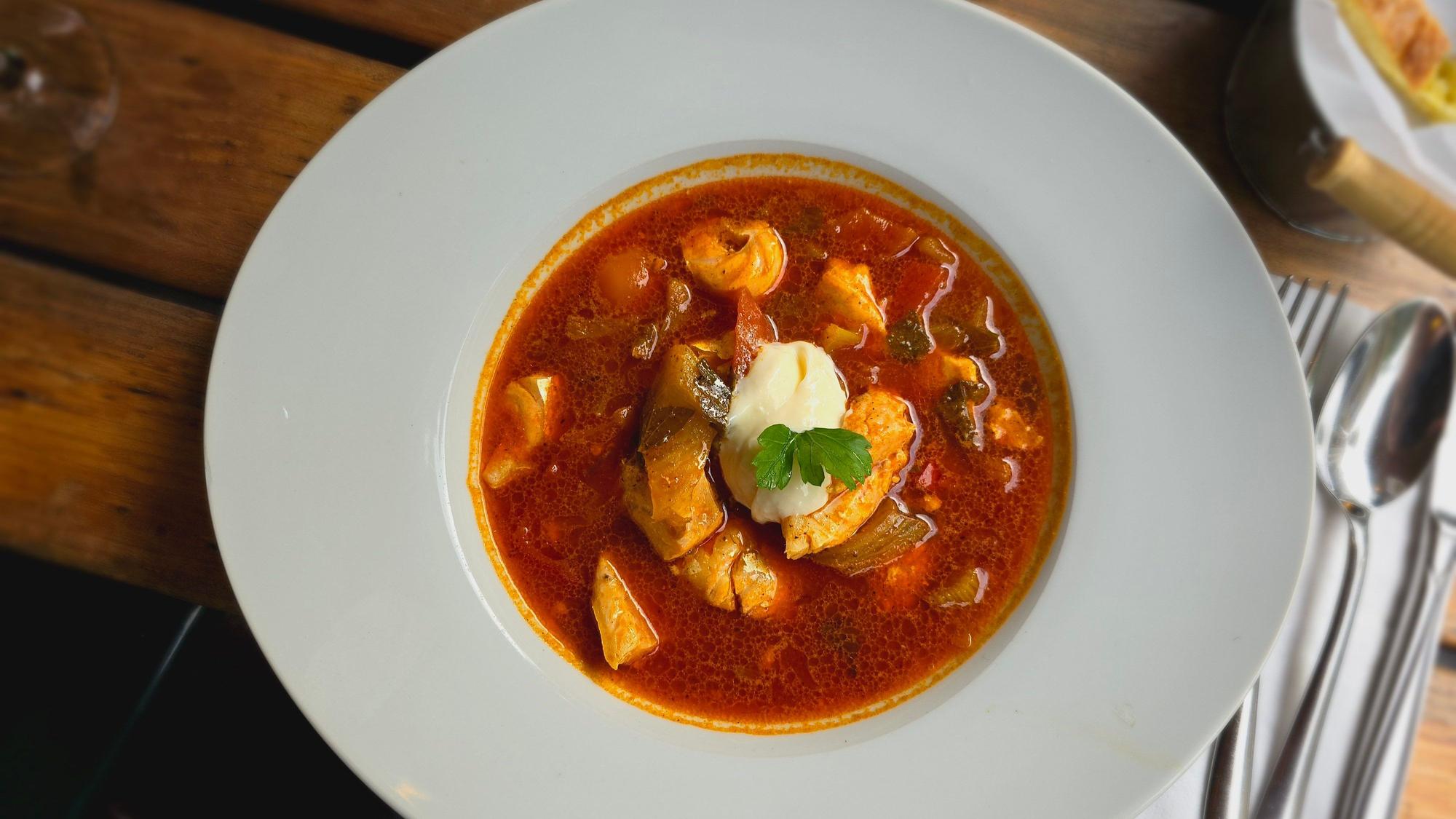 Ein Teller mit Fischsuppe ist zu sehen.