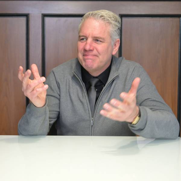 Odenthals Bürgermeister Robert Lennerts in seinem Amtszimmer.