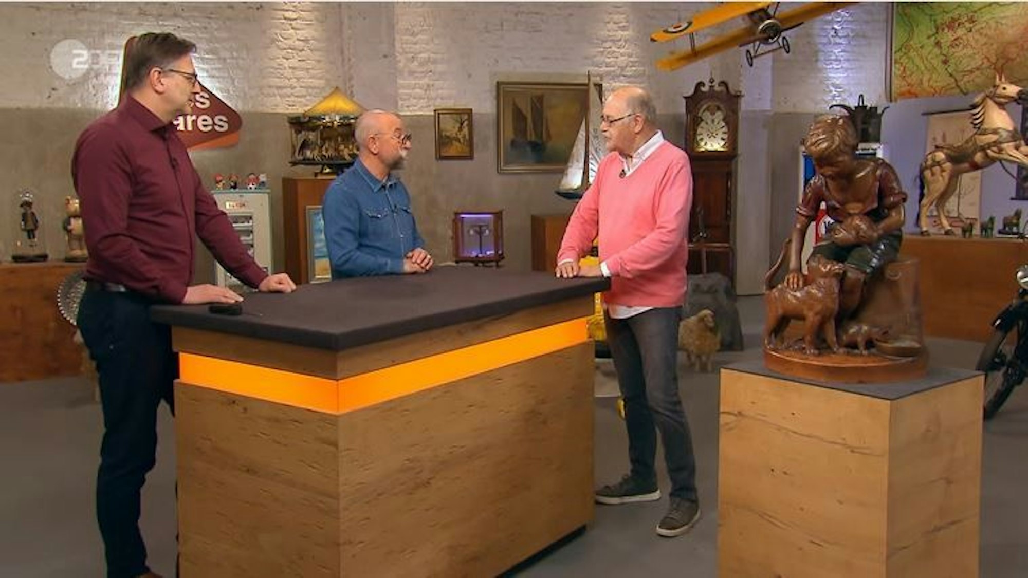 Der 82-Jährige aus Bensberg (v.r.) neben Moderator Hors Lichter und Experte Horst Kümmel bei „Bares für Rares“.