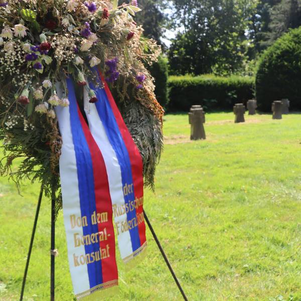 Das Bild zeigt einen Gedenkkranz mit der Aufschrift "Von dem Generalkonsulat der Russischen Föderation" auf dem Soldatenfriedhof in Brühl.