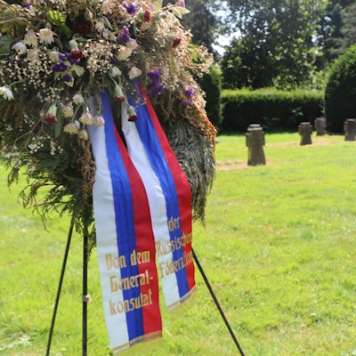 Das Bild zeigt einen Gedenkkranz mit der Aufschrift "Von dem Generalkonsulat der Russischen Föderation" auf dem Soldatenfriedhof in Brühl.
