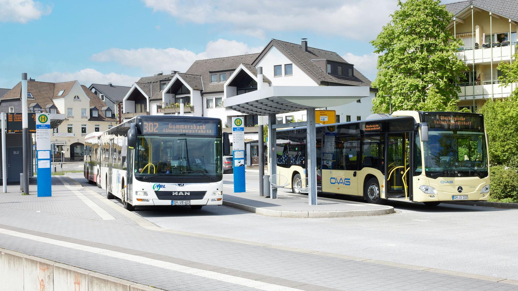 Zu sehen sind zwei Busse, die am Wiehler Busbahnhof stehen.
