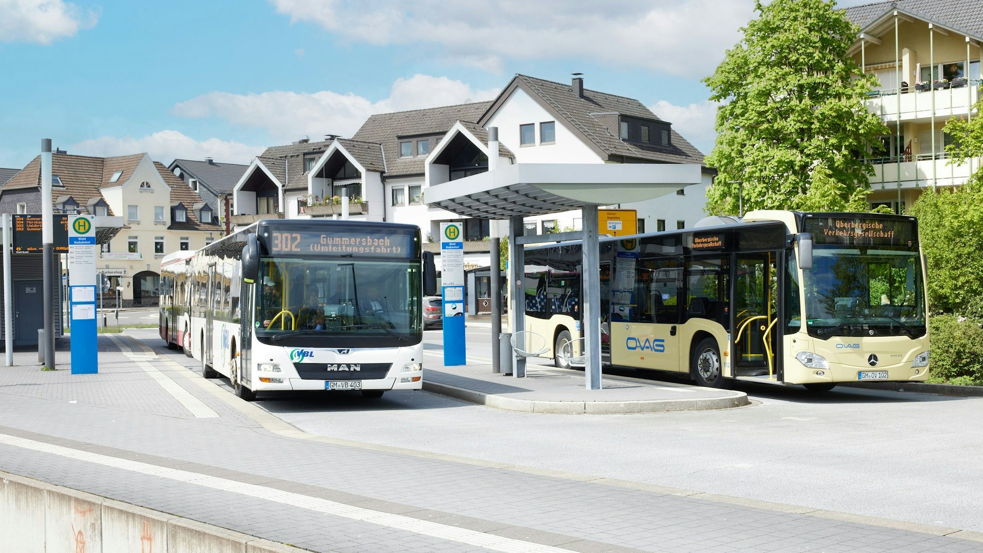 Zu sehen sind zwei Busse, die am Wiehler Busbahnhof stehen.