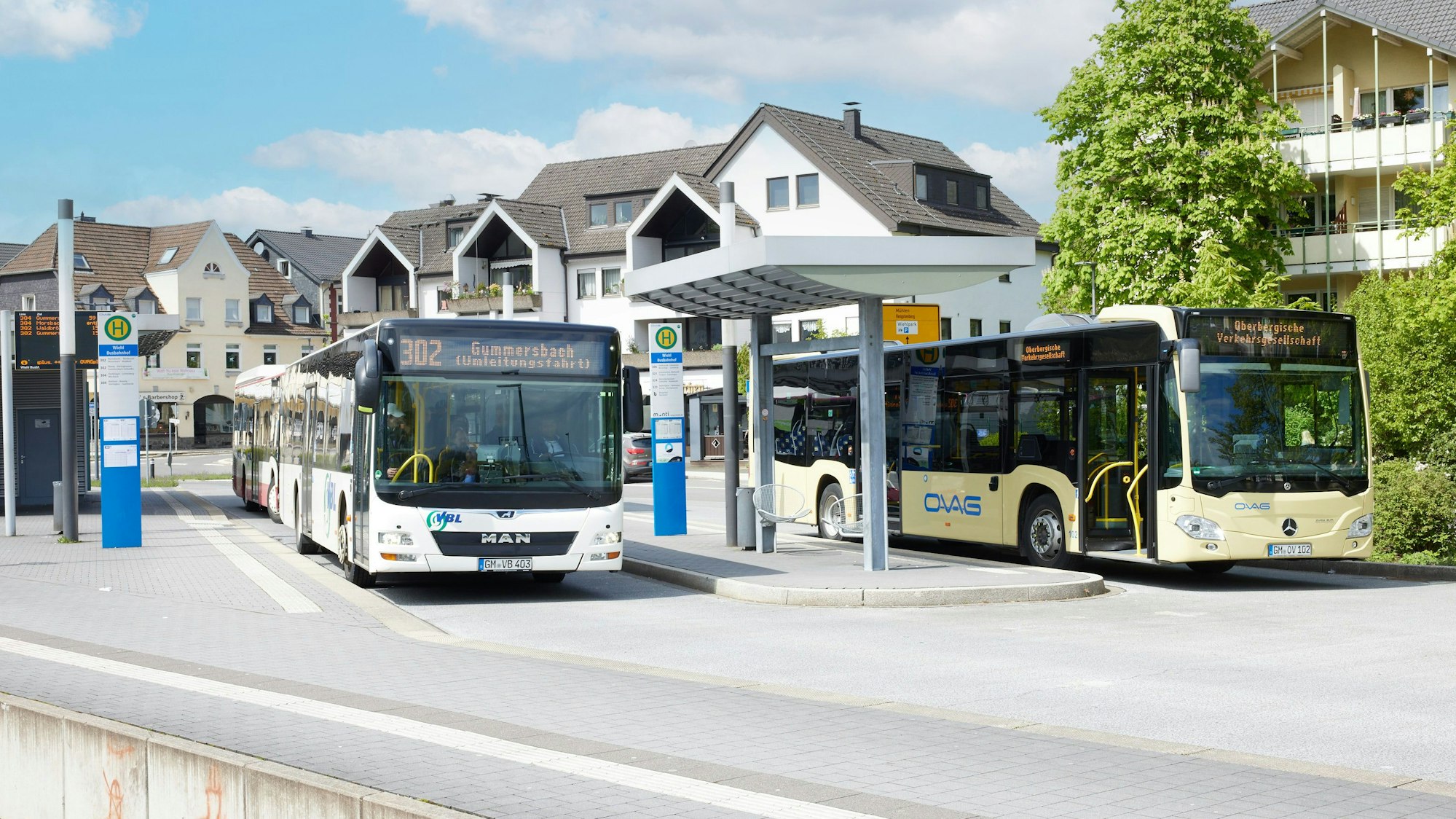 Zu sehen sind Ovag-Busse am Wiehler Busbahnhof.
