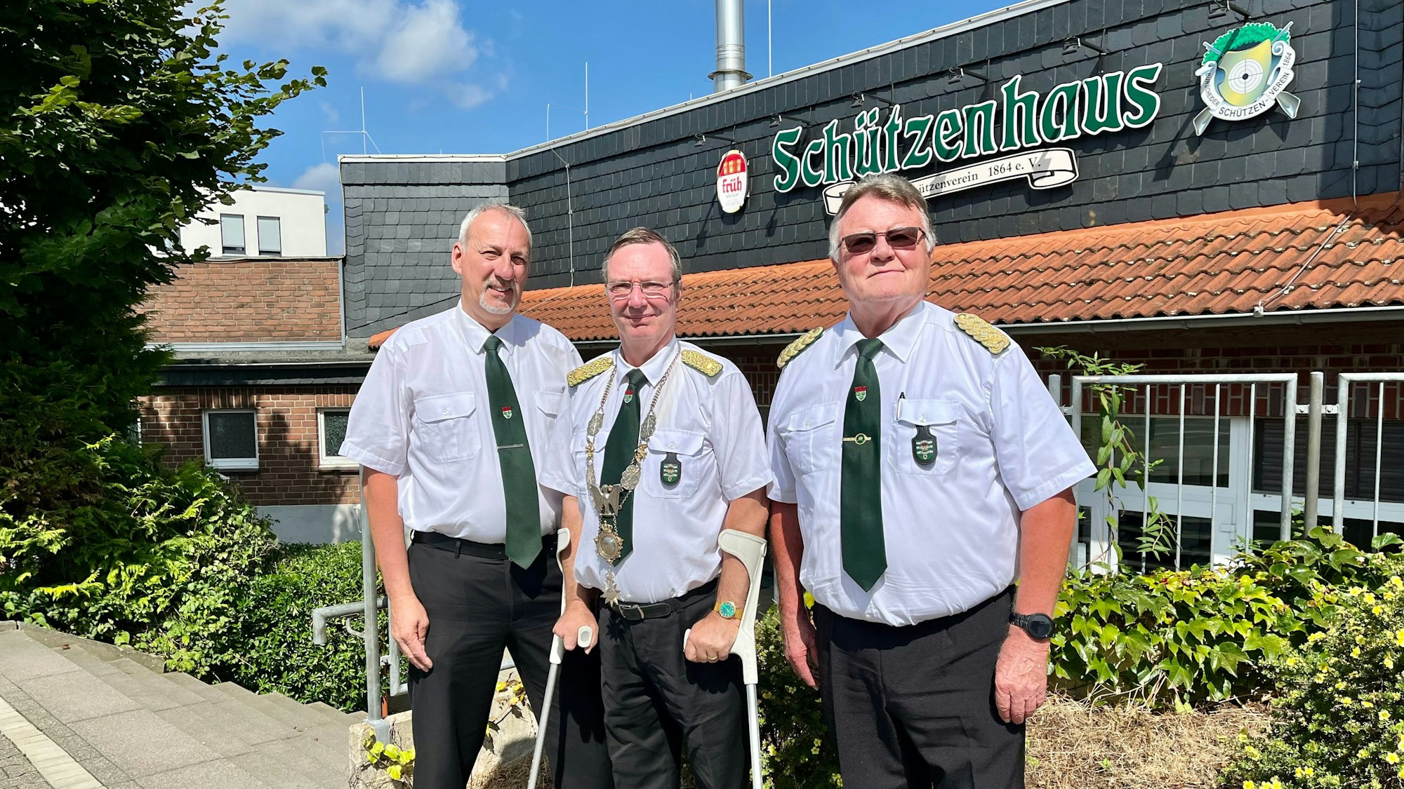 Organisator Dirk Bremser, der amtierender Kaiser Uwe Wandel und der Vorsitzende der Schützen, Michael Wien.