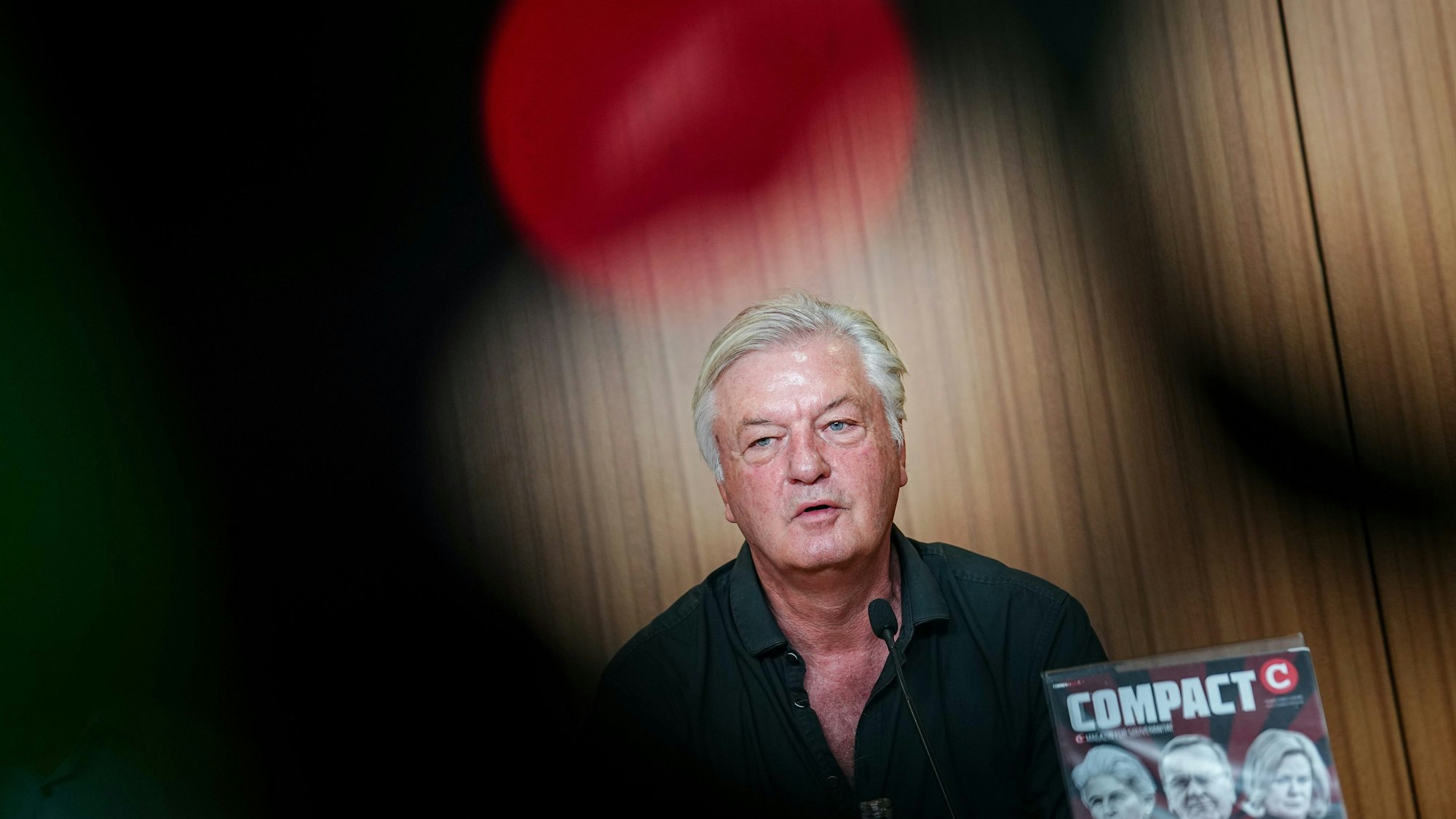 15.08.2024, Berlin: Jürgen Elsässer, «Compact»-Chefredakteur, gibt eine Pressekonferenz zur Aufhebung des Verbots der Zeitschrift ·Compact· durch das Bundesverwaltungsgerichts. Das Bundesverwaltungsgericht hatte das Verbot des rechtsextremen «Compact»-Magazins am Mittwoch im Eilverfahren vorläufig aufgehoben. Damit kann das Blatt unter bestimmten Auflagen vorerst wieder erscheinen. Eine endgültige Entscheidung wird im Hauptsacheverfahren fallen. Die Bundesinnenministerin hatte «Compact» am 16. Juli verboten. Foto: Kay Nietfeld/dpa +++ dpa-Bildfunk +++