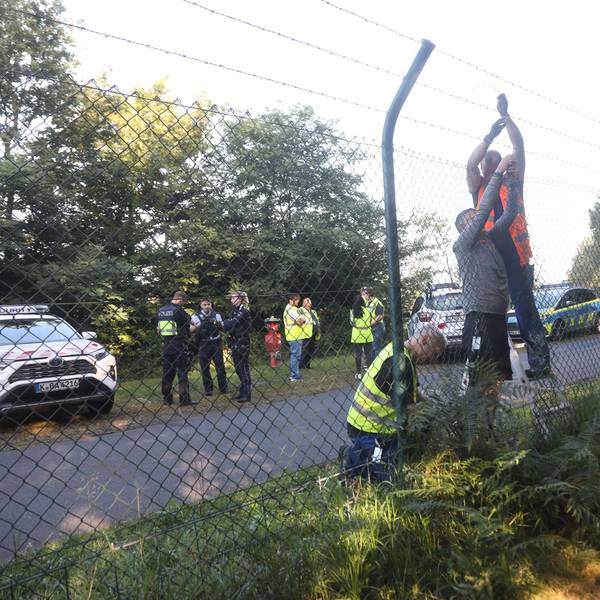 Mitarbeiter des Flughafens reparieren den beschädigten Zaun am Flughafen Köln-Bonn.