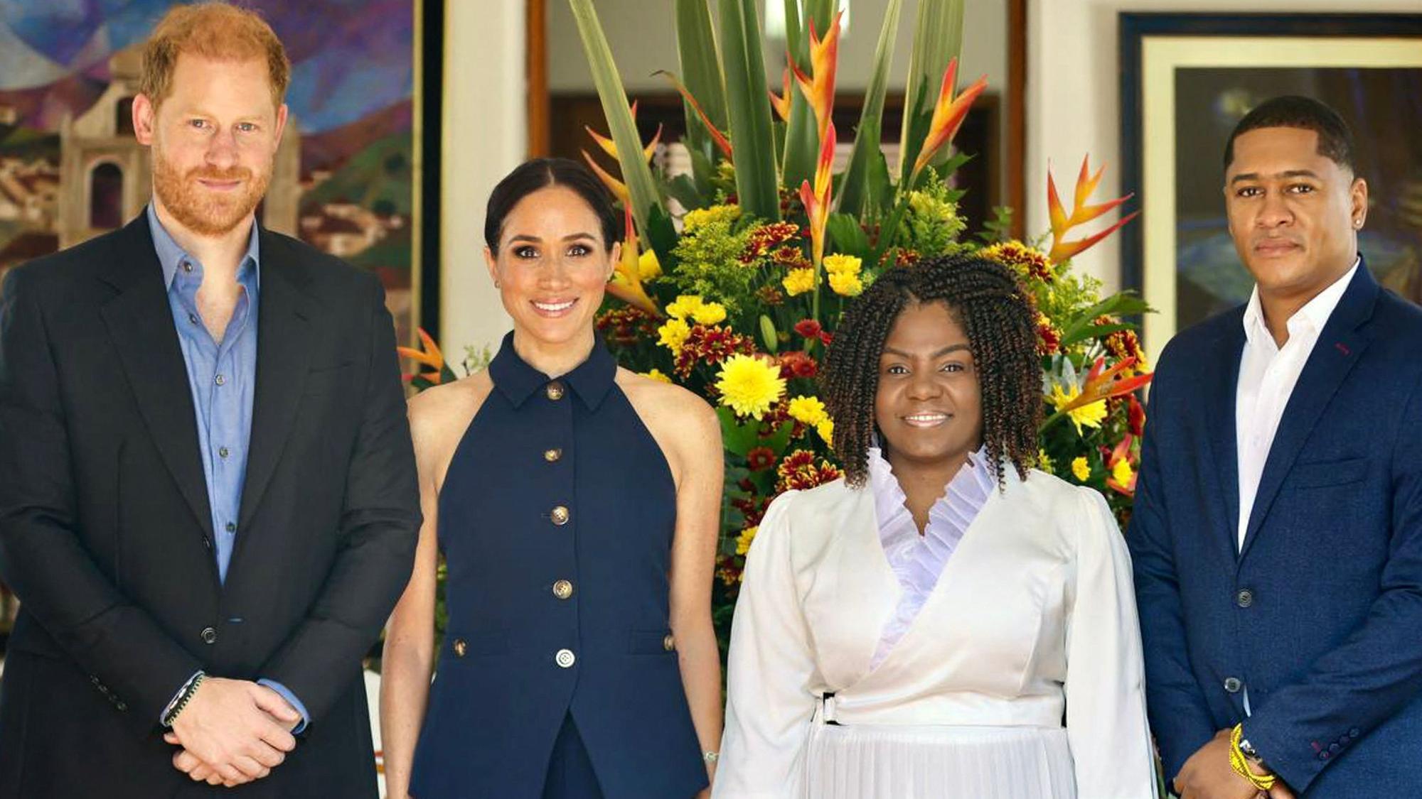 Das von der Pressestelle der kolumbianischen Vizepräsidentschaft veröffentlichte Foto zeigt den britischen Prinzen Harry (l), Herzog von Sussex, und seine Frau Meghan (2-l) mit der kolumbianischen Vizepräsidentin Francia Marquez (2-r) und ihrem Mann Yernei Pinillo in Bogotá.