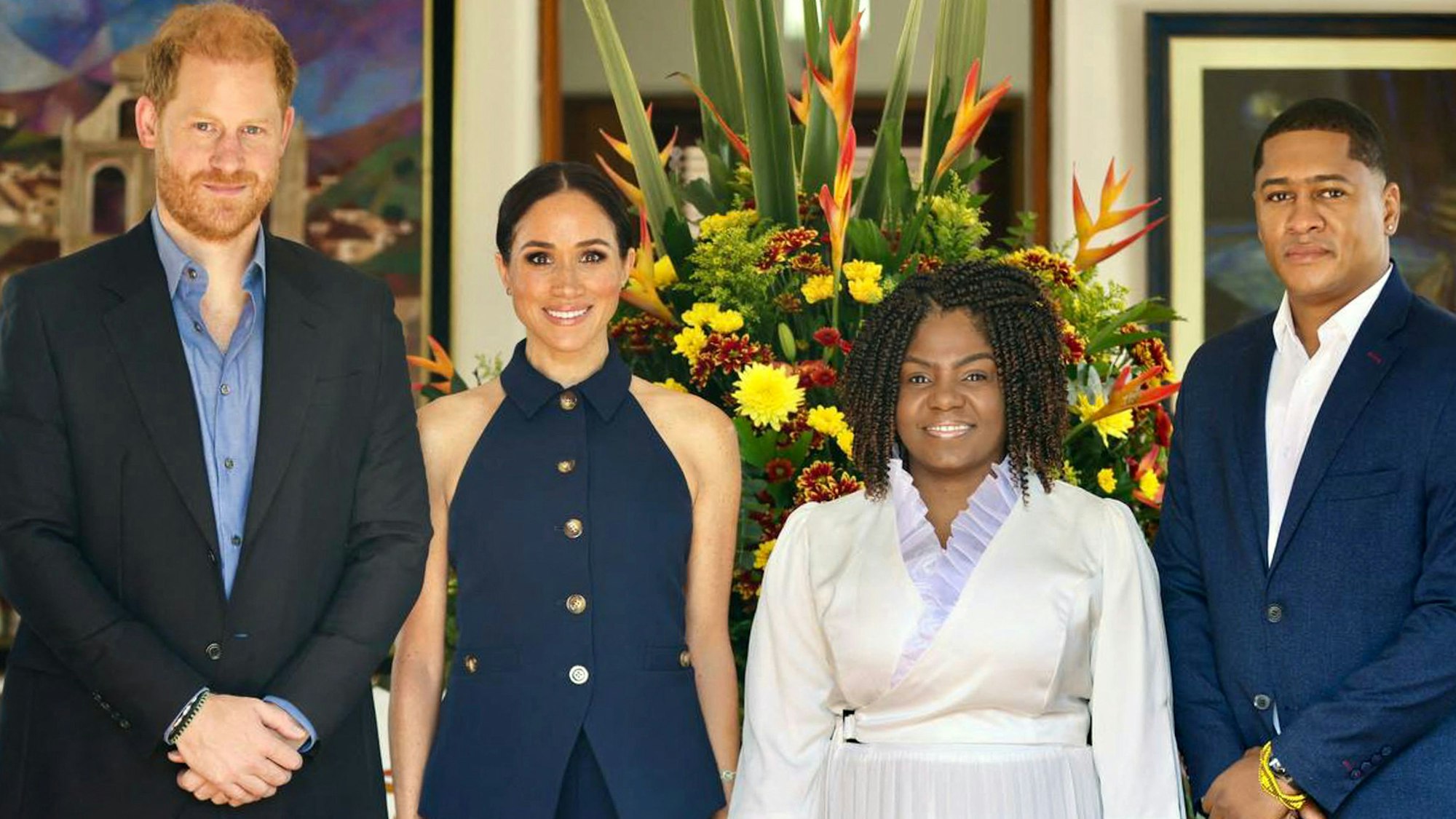 Das von der Pressestelle der kolumbianischen Vizepräsidentschaft veröffentlichte Foto zeigt den britischen Prinzen Harry (l), Herzog von Sussex, und seine Frau Meghan (2-l) mit der kolumbianischen Vizepräsidentin Francia Marquez (2-r) und ihrem Mann Yernei Pinillo in Bogotá.