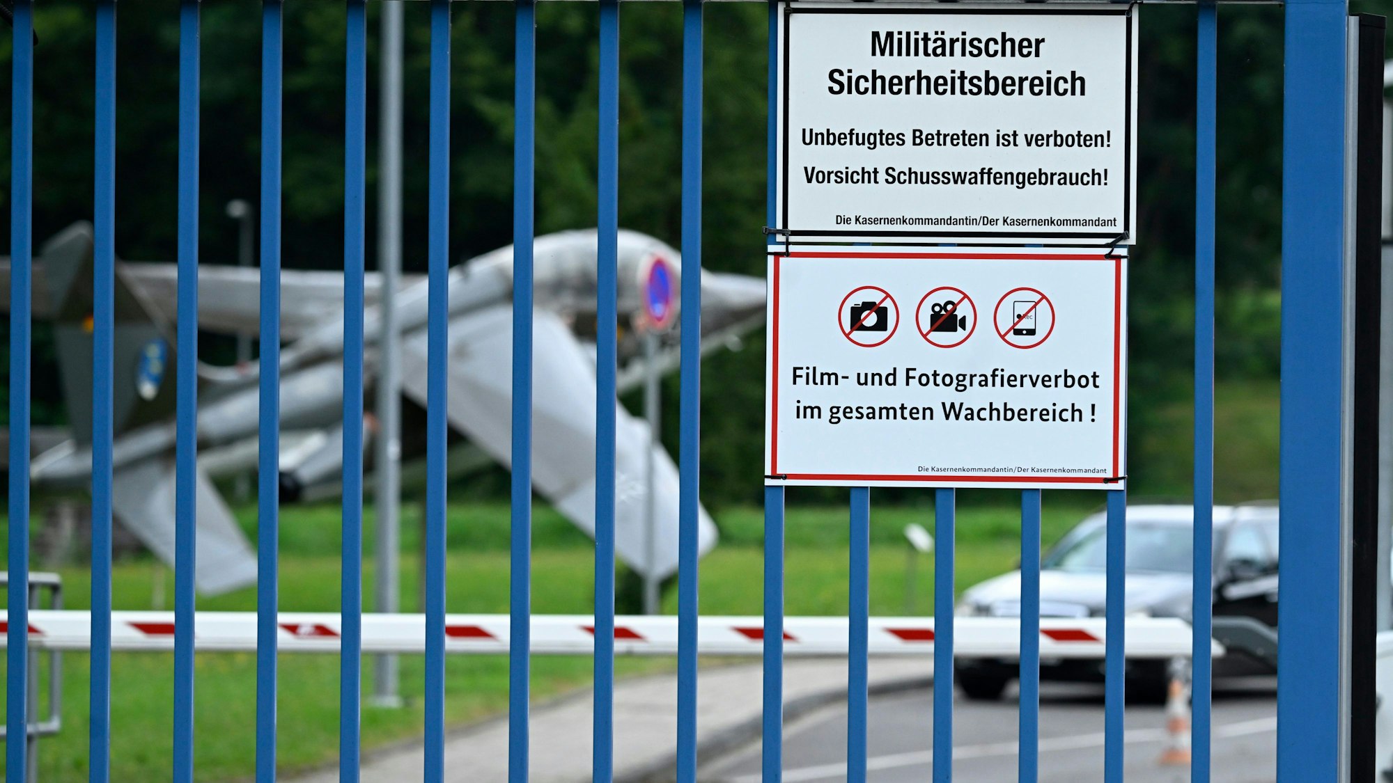 Schilder hängen am Eingang zur Luftwaffenkaserne in Wahn.