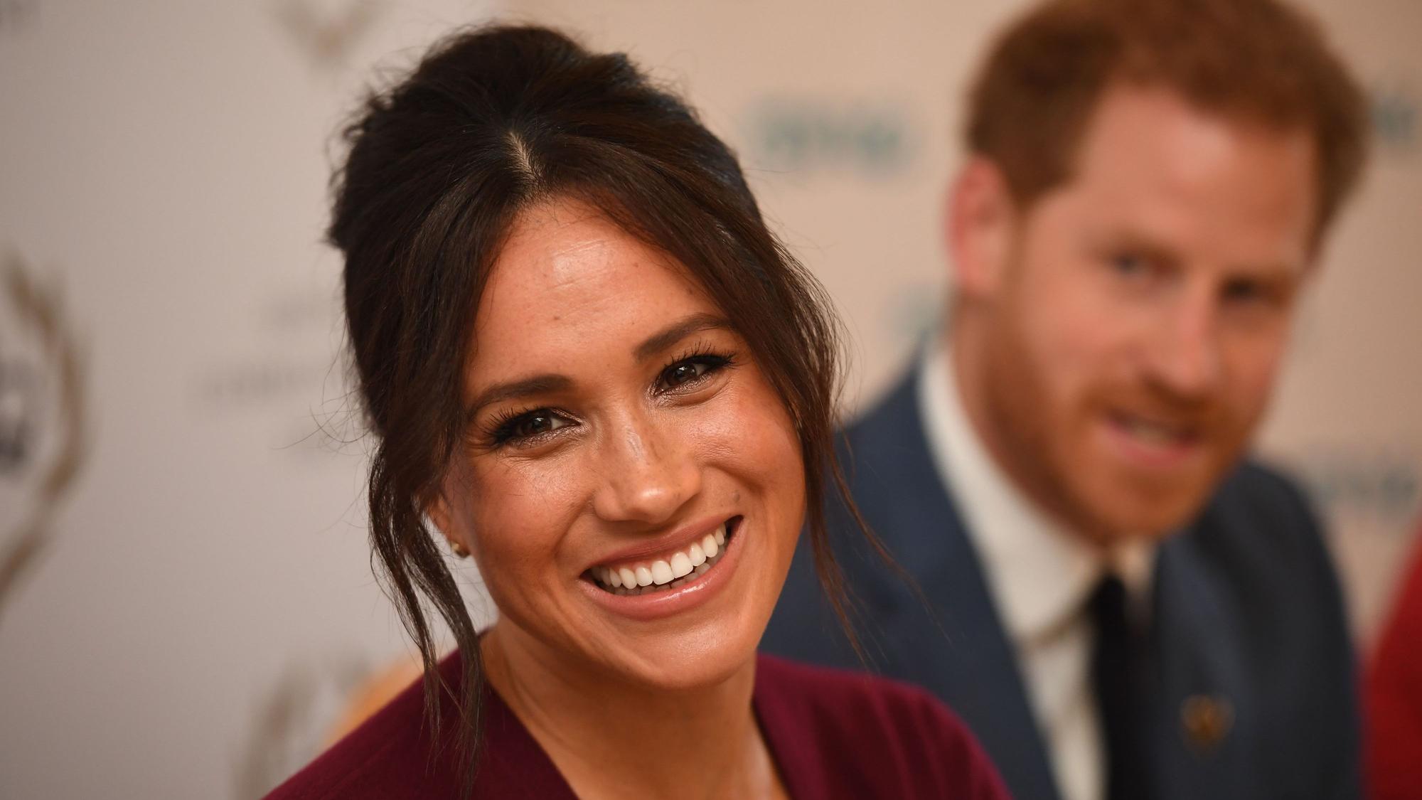 Meghan Markle und Prinz Harry (im Hintergrund) bei einer Diskussionsrunde über die Gleichstellung der Geschlechter.