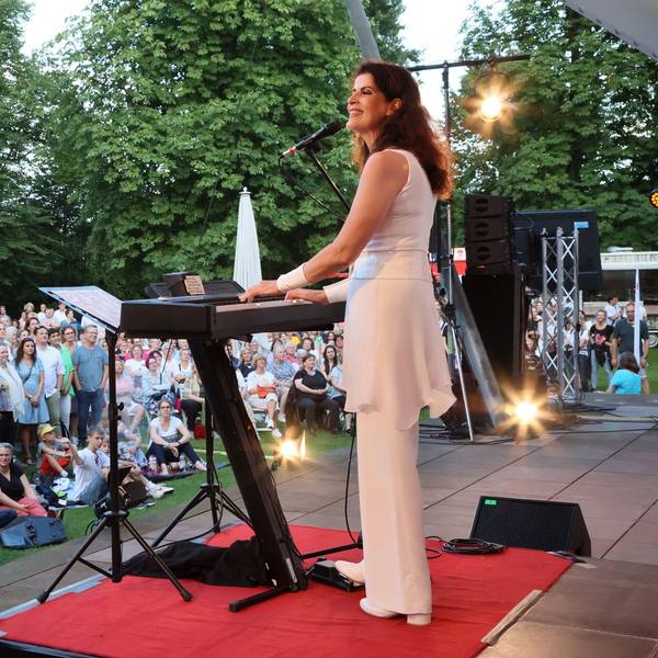Frau Höpker, hier 2023, bittet zum dritten Mal zum Gesang im Schlosspark Morsbroich.