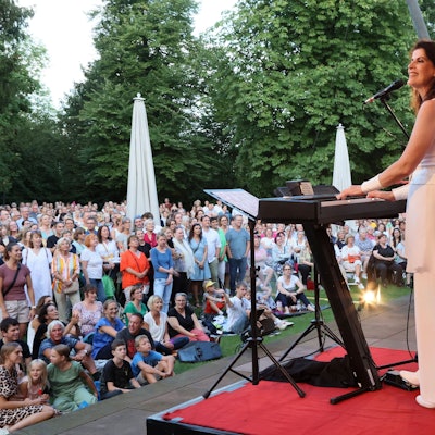 Frau Höpker, hier 2023, bittet zum dritten Mal zum Gesang im Schlosspark Morsbroich.
