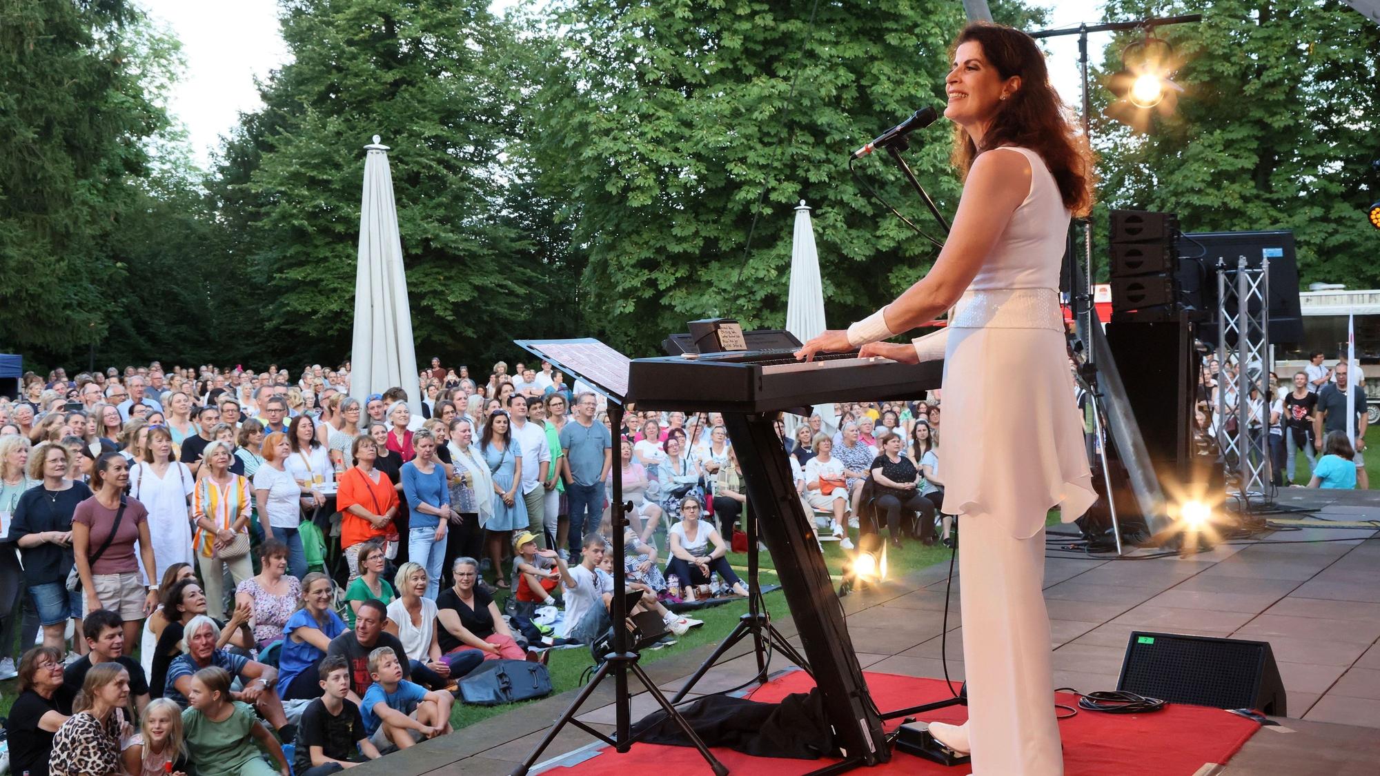 Frau Höpker, hier 2023, bittet zum dritten Mal zum Gesang im Schlosspark Morsbroich.