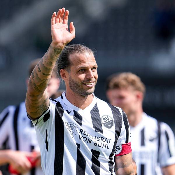 Dennis Diekmeier vom SV Sandhausen verabschiedet sich am 18. Mai 2024 nach dem Spiel gegen den FC Ingolstadt von den Fans.