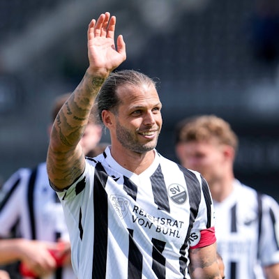 Dennis Diekmeier vom SV Sandhausen verabschiedet sich am 18. Mai 2024 nach dem Spiel gegen den FC Ingolstadt von den Fans.
