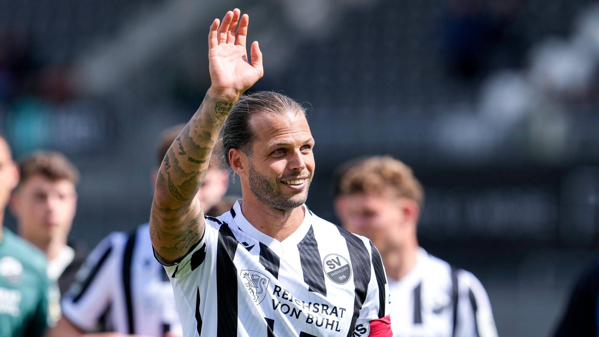 Dennis Diekmeier vom SV Sandhausen verabschiedet sich am 18. Mai 2024 nach dem Spiel gegen den FC Ingolstadt von den Fans.