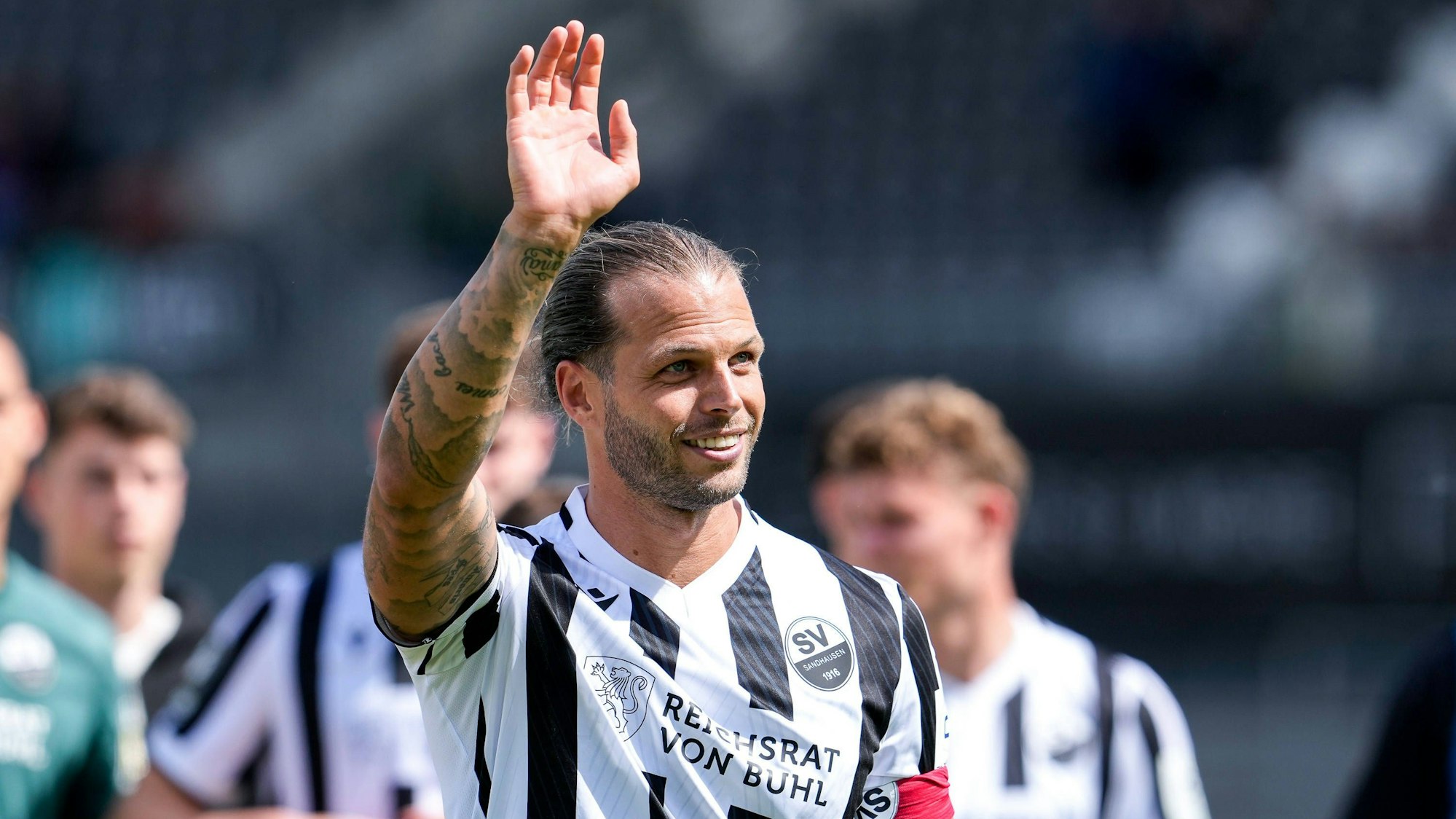 Dennis Diekmeier vom SV Sandhausen verabschiedet sich am 18. Mai 2024 nach dem Spiel gegen den FC Ingolstadt von den Fans.