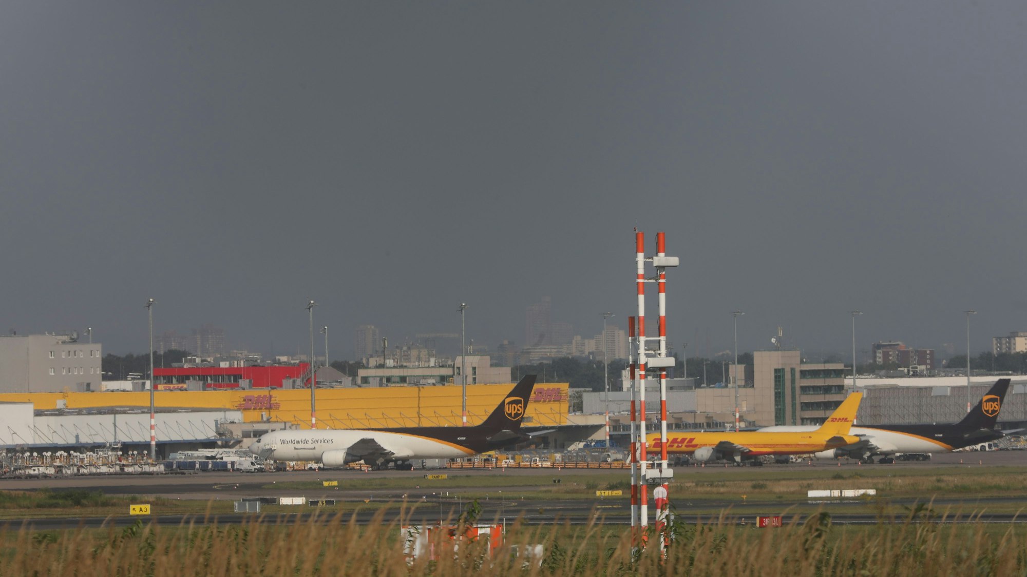 Flugzeuge stehen auf dem Rollfeld am Flughafen Köln-Bonn.