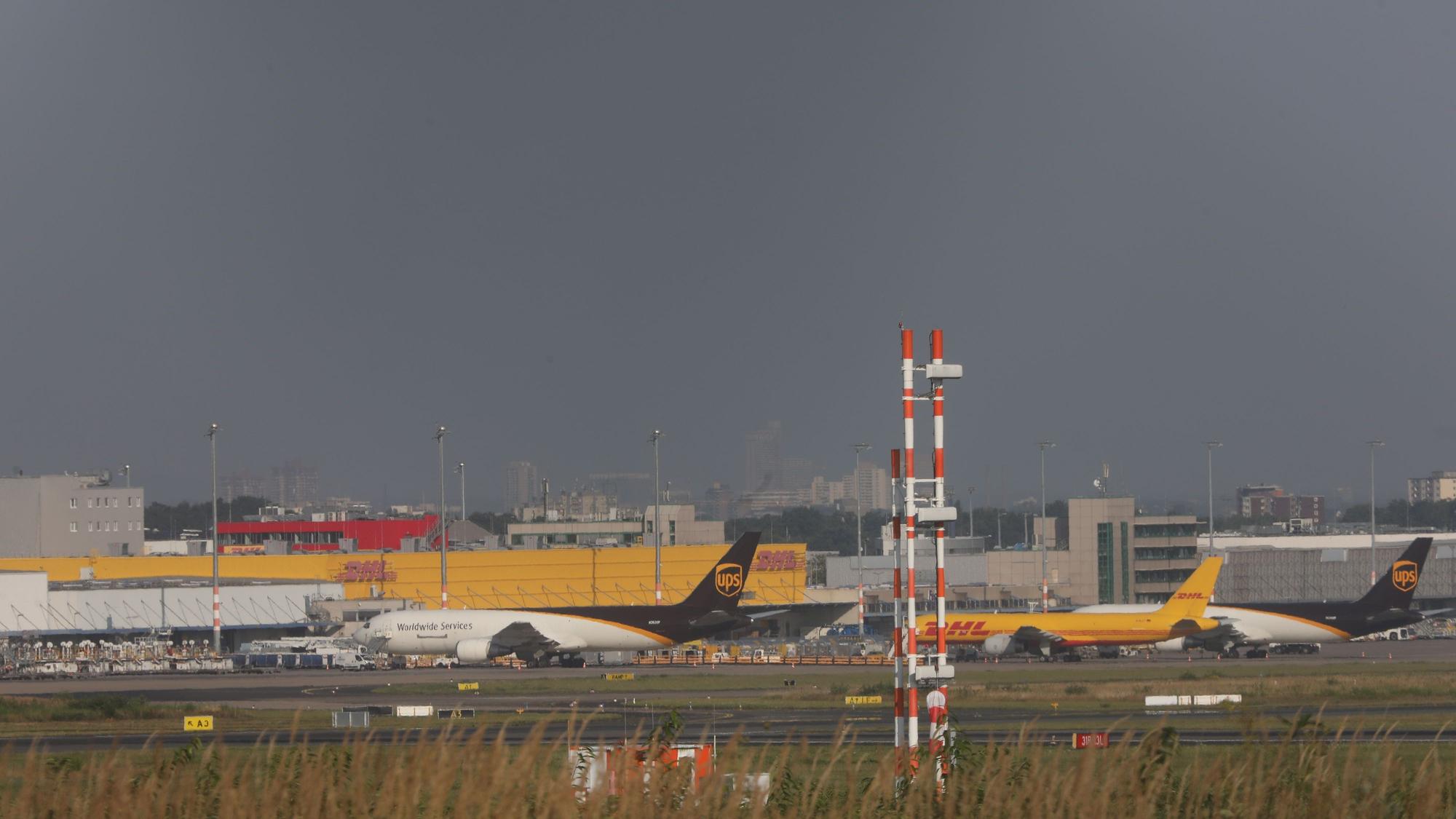 Flugzeuge stehen auf dem Rollfeld am Flughafen Köln-Bonn.