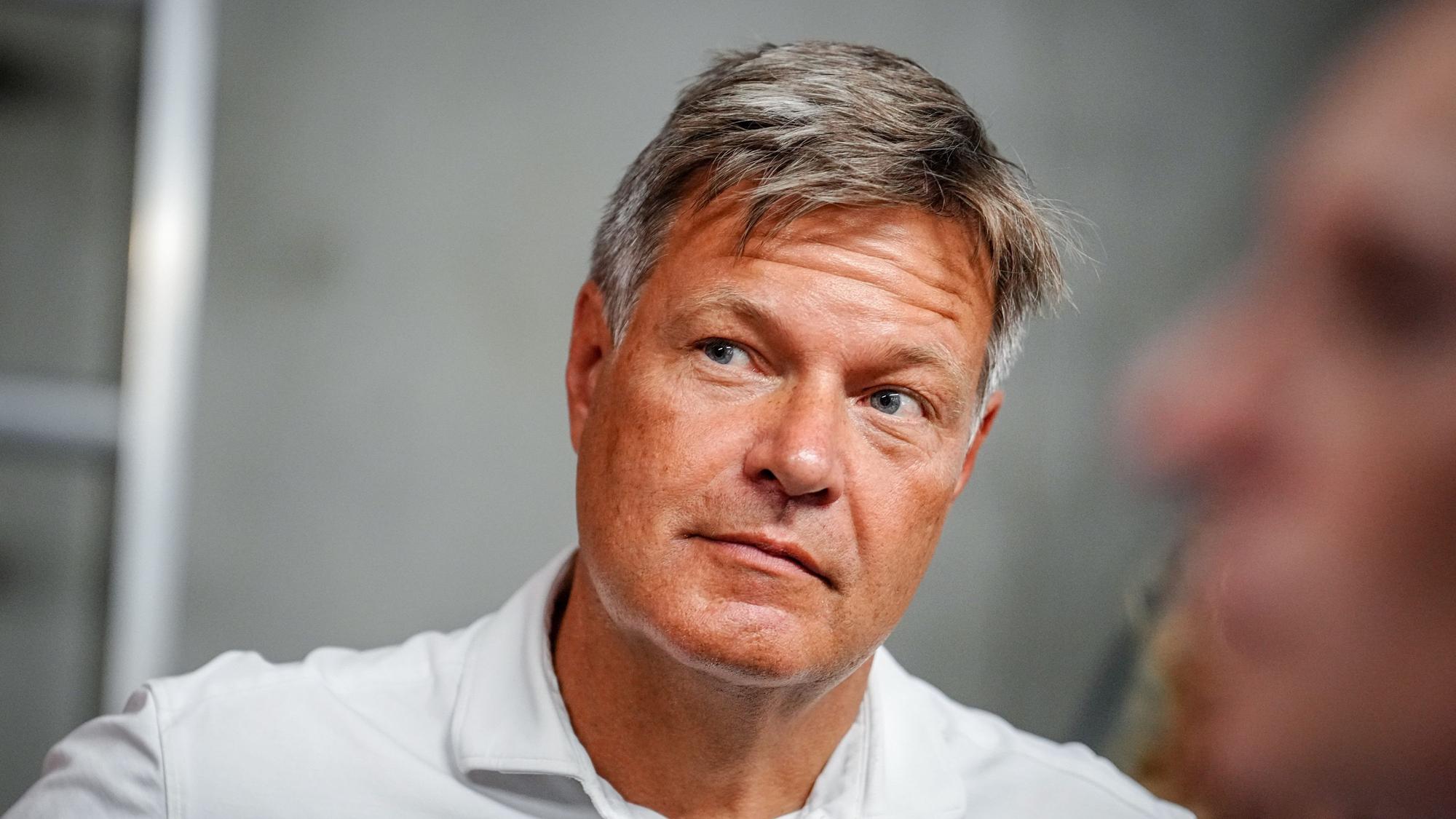 14.08.2024, Berlin: Robert Habeck (Bündnis 90/Die Grünen), Bundesminister für Wirtschaft und Klimaschutz, informiert sich bei Ikea in Berlin über den Einsatz von Wärmepumpen. Foto: Kay Nietfeld/dpa +++ dpa-Bildfunk +++