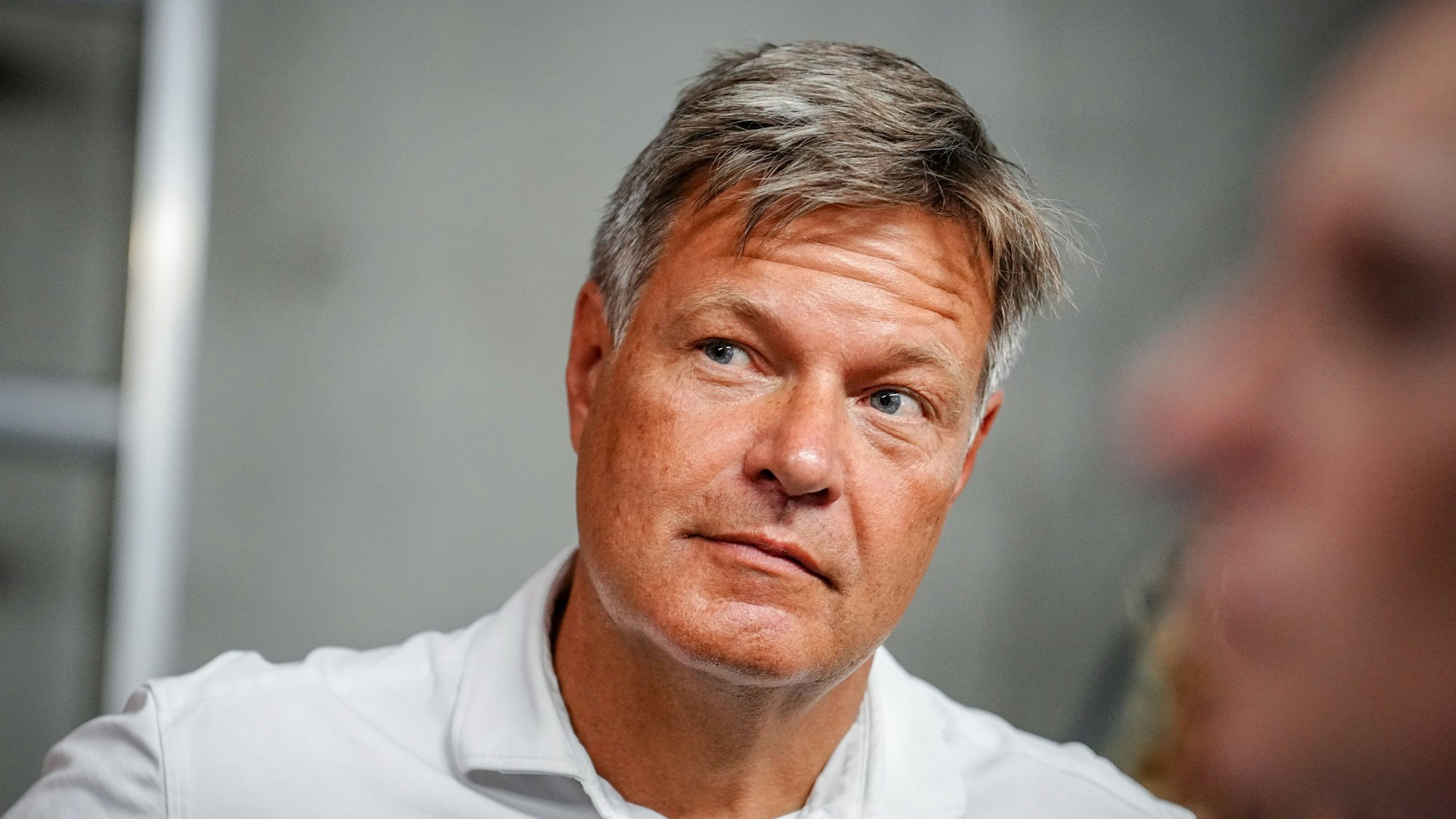 14.08.2024, Berlin: Robert Habeck (Bündnis 90/Die Grünen), Bundesminister für Wirtschaft und Klimaschutz, informiert sich bei Ikea in Berlin über den Einsatz von Wärmepumpen. Foto: Kay Nietfeld/dpa +++ dpa-Bildfunk +++