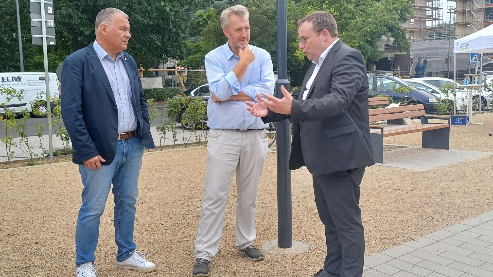 Bürgermeister Frank Steffes (l.), Abwasserbetriebsleiter Tycho Kopperschmidt und NRW-Umweltminister Oliver Krischer im Gespräch.