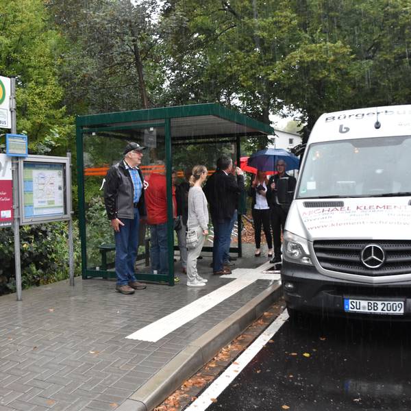 Der Mucher Bürgerbus hält an einer Haltestelle.
