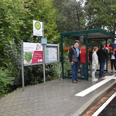 Der Mucher Bürgerbus hält an einer Haltestelle.