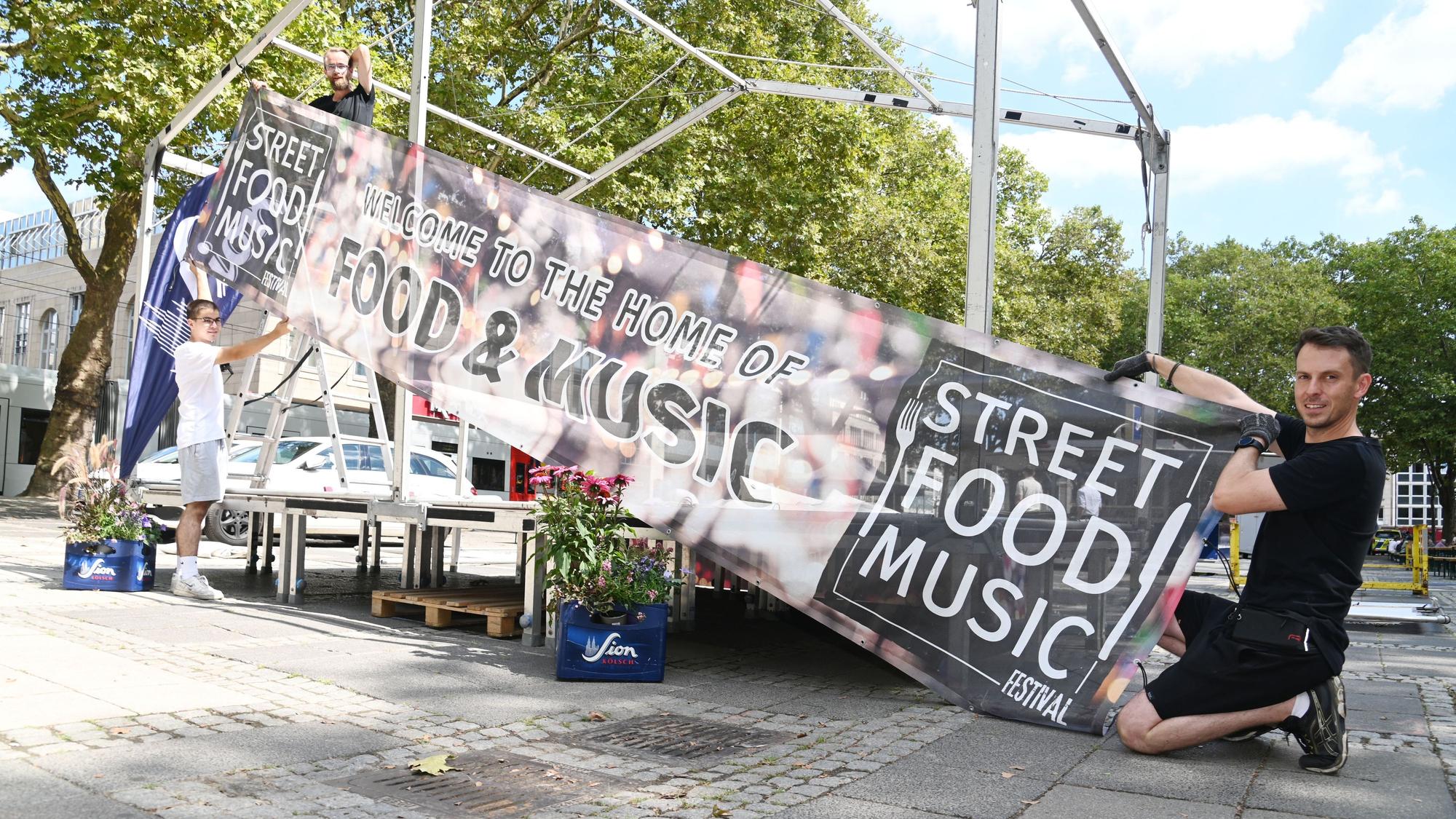 Banner vom Streetfood Music Festival auf dem Neumarkt. (Archivbild)