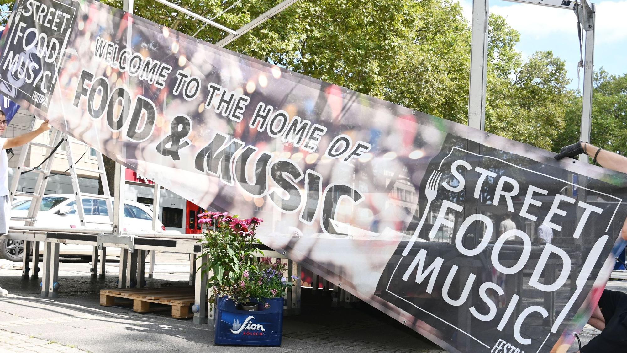 Banner vom Streetfood Music Festival auf dem Neumarkt. (Archivbild)