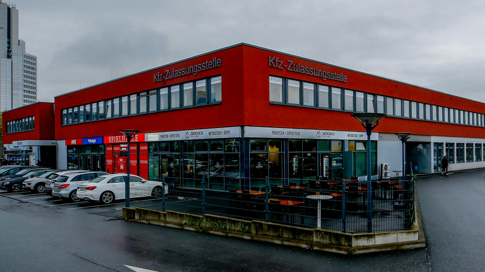 09.10.2020, Köln: Blick auf die KFZ-Zulassungsstelle in Köln-Poll. Foto: Thilo Schmülgen