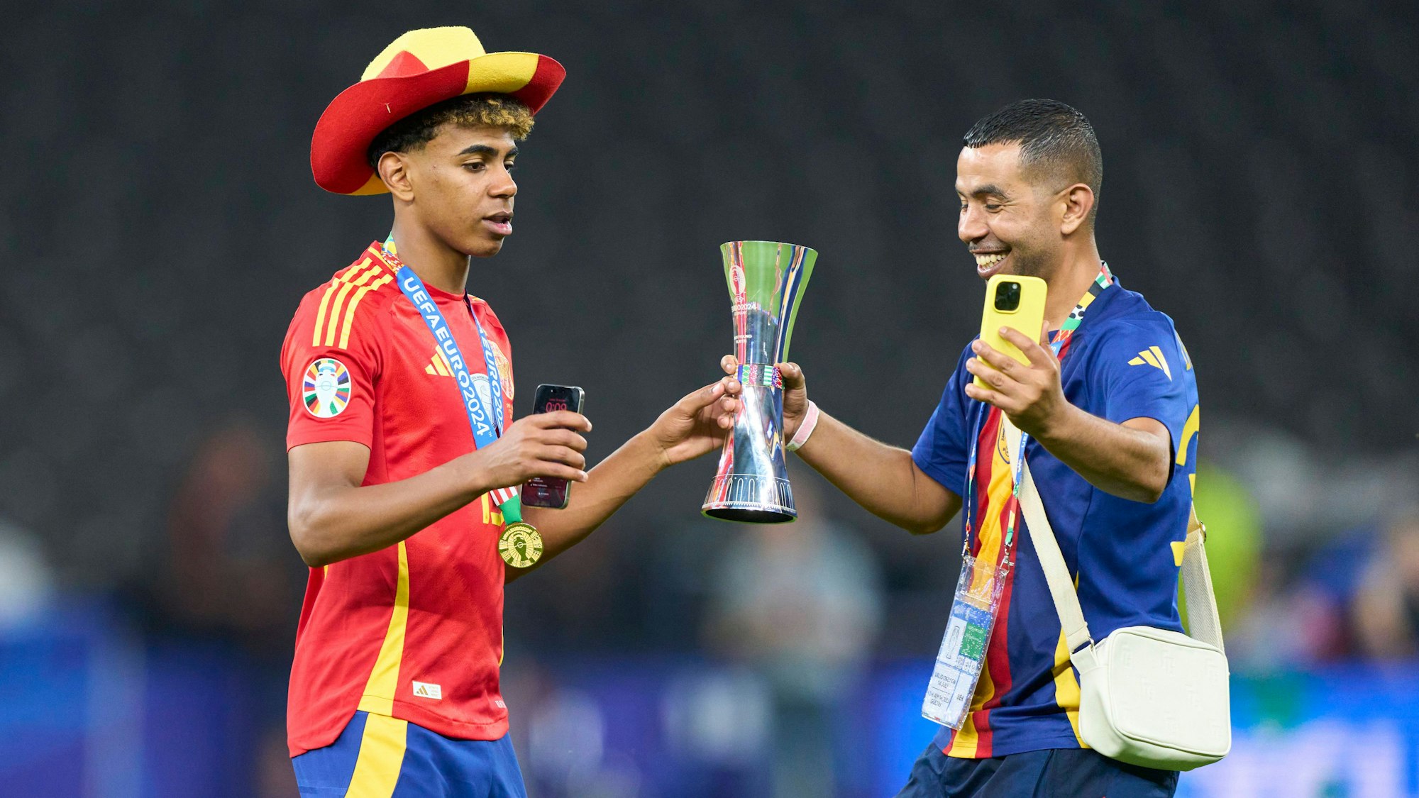 Lamine Yamal und sein Vater Mounir Nasraoui feiern den EM-Titel. (Archivbild)