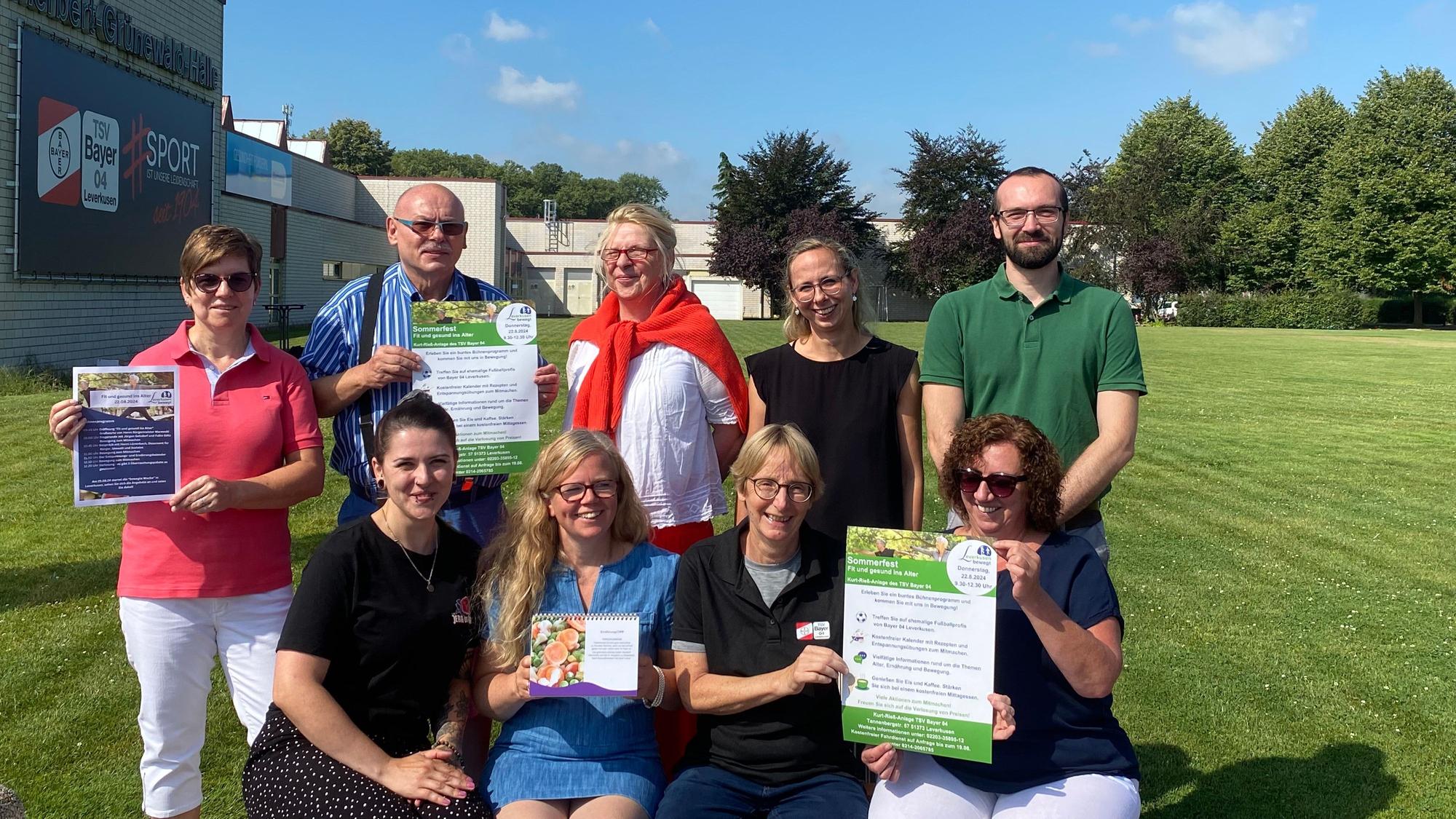 Die Vertreter der verschiedenen Verbände, die Teil von dem Netzwerk Leverkusen bewegt sind, freuen sich auf ihr Sommerfest.