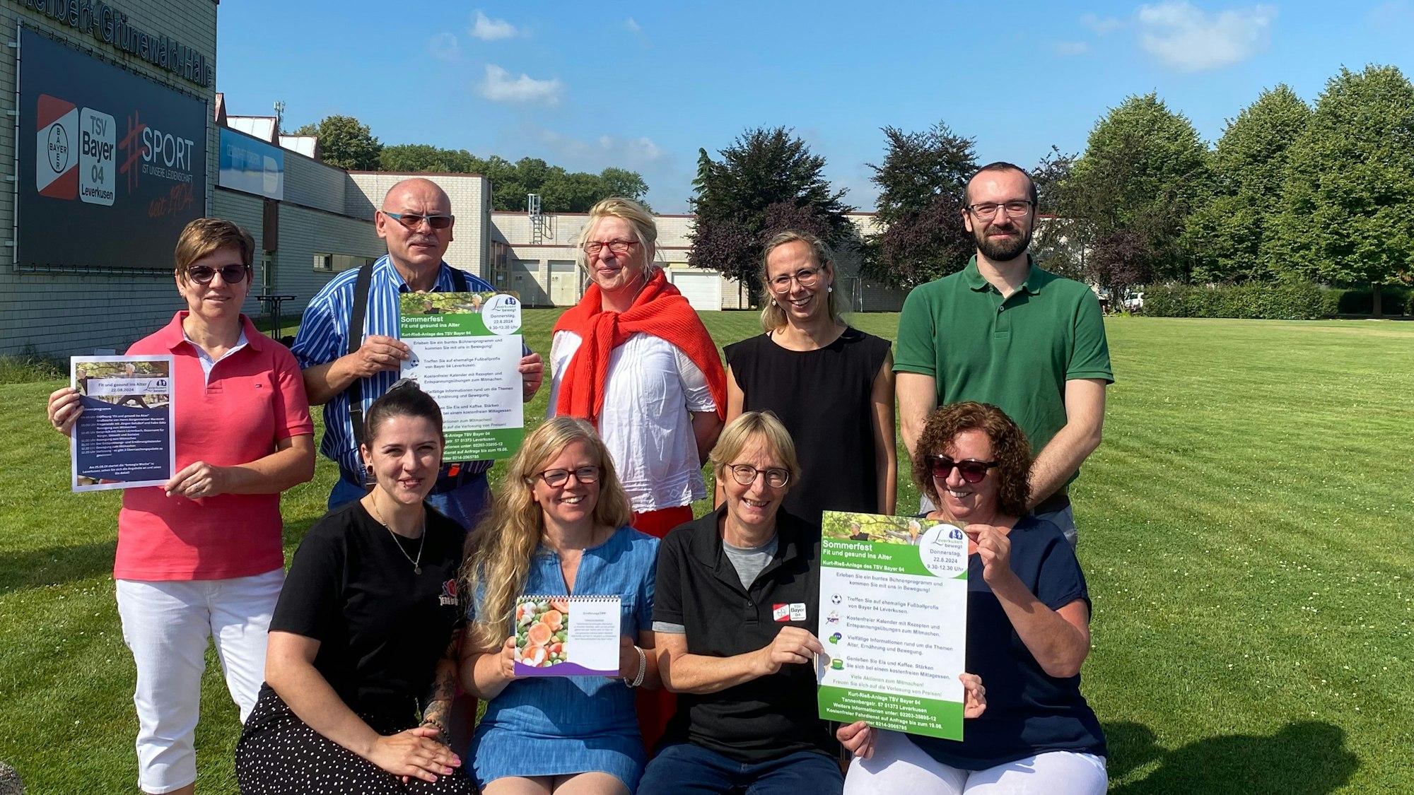 Die Vertreter der verschiedenen Verbände, die Teil von dem Netzwerk Leverkusen bewegt sind, freuen sich auf ihr Sommerfest.