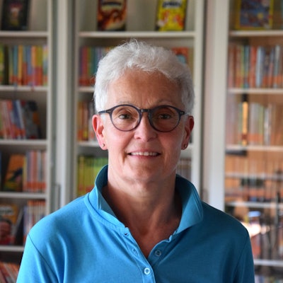 Jutta Hetfleisch-Brandt in der Bibliothek „Bücherwurm“