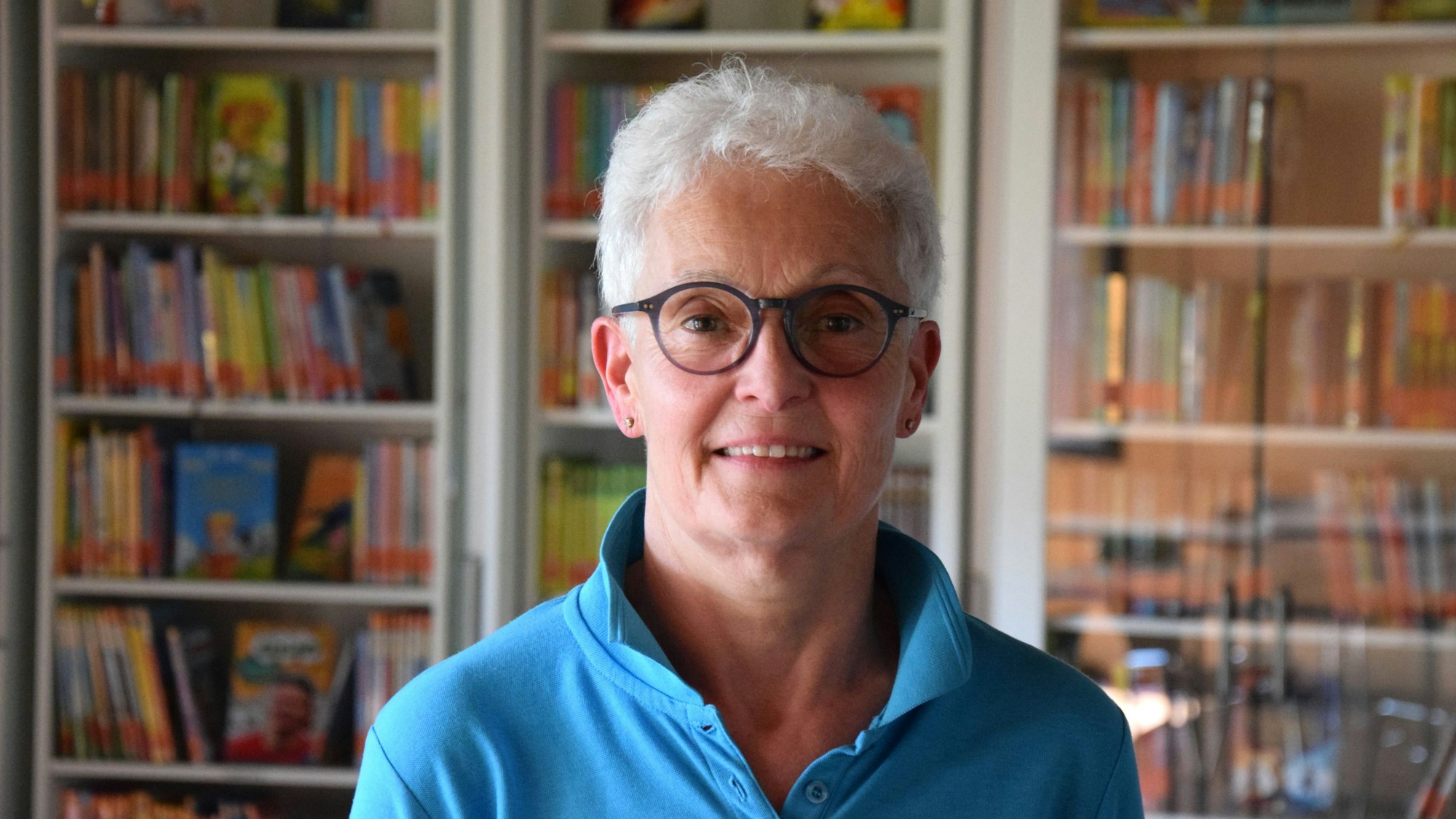 Jutta Hetfleisch-Brandt in der Bibliothek „Bücherwurm“