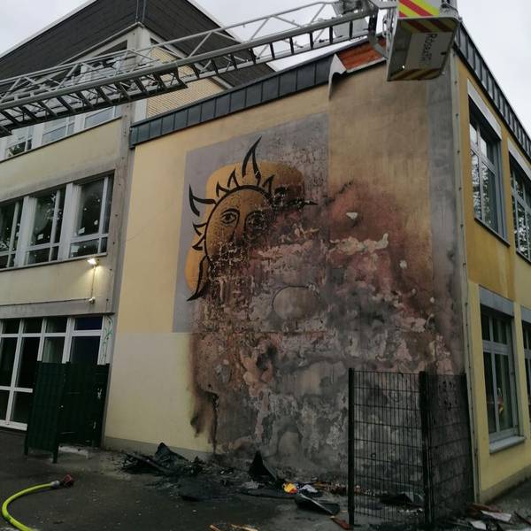 Eine Hauswand der Katholischen Grundschule am Sandweg in Rösrath ist durch einen Brand schwer beschädigt.