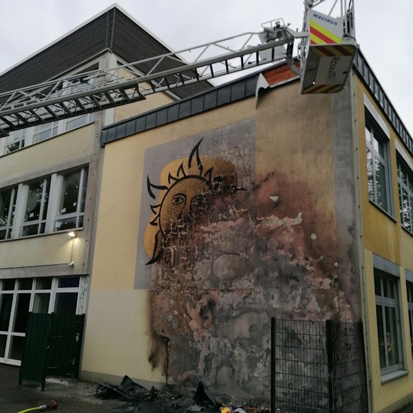 Eine Hauswand der Katholischen Grundschule am Sandweg in Rösrath ist durch einen Brand schwer beschädigt.