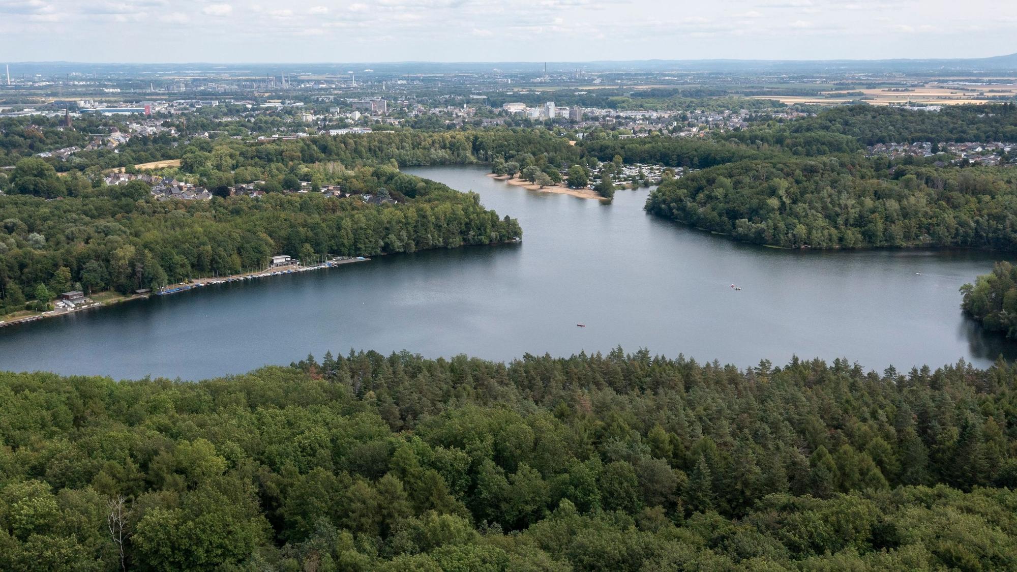 Der Heiderbergsee ist Teil der Villeseenplatte von oben mit der Drohne fotografiert.