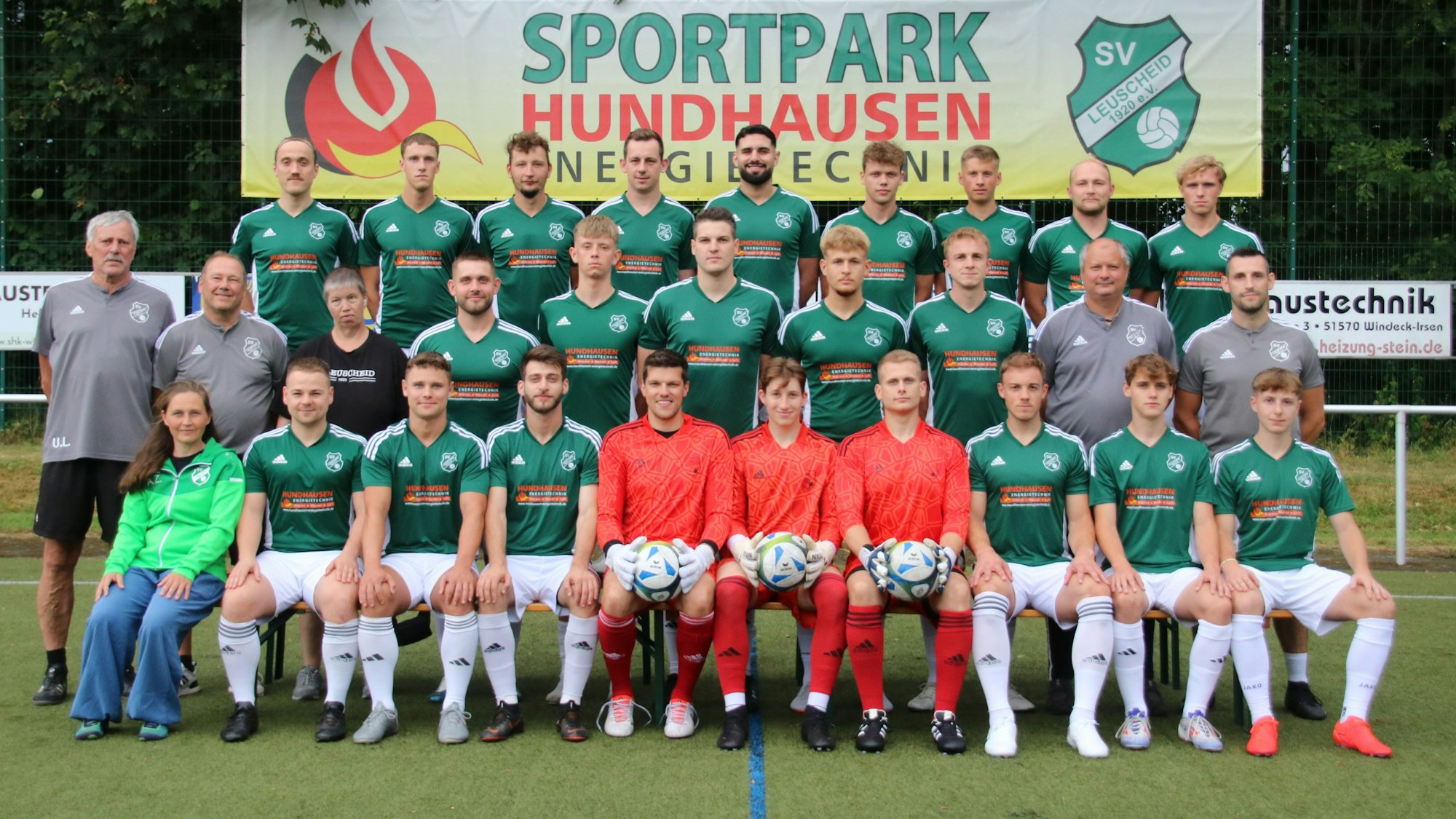 Tom Bungard (oben, von links), Jan Sander Geue, Mirko Marcinkowski, Justus Hassel, Ahmet Aksoy, Patrick Düngen, Colin Ebert, Lukas Brozeit, Marvin Heuser, Co-Trainer Udo Litschel (Mitte, von links), Sportlicher Leiter Jörg Quadflieg, Betreuerin Tanja Fuchs, Jannik Künstler, Luis Caspari, Max Engelberth, Ben Thiel, Oliver Ehrenstein, Trainer Slobodan Kresovic, Torwarttrainer Martin Schenk, Physiotherapeut Anna Ziegler (unten, von links), Yannick Fuchs, Jonas Loggen, Ashot Ghazaryan, Lukas Kolb, Lukas Ückerseifer, Marek Wehner, Fabian Ehrenstein Jan Luca Klein und Maurice Schreil vom SV Leuscheid.