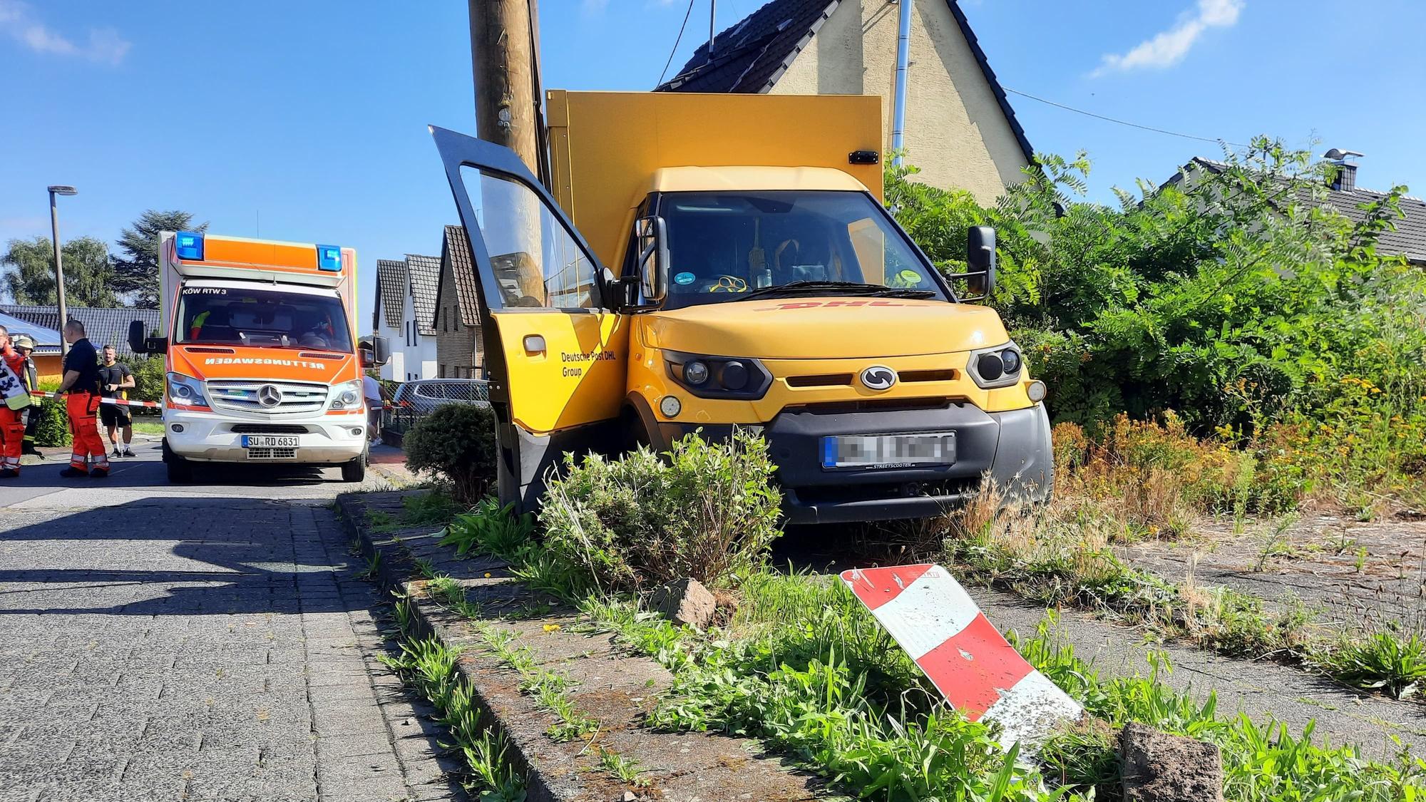 Ein Postauto steht in der Straße Herzeleid in Königswinter-Thomasberg eingeklemmt an einem Strommast.