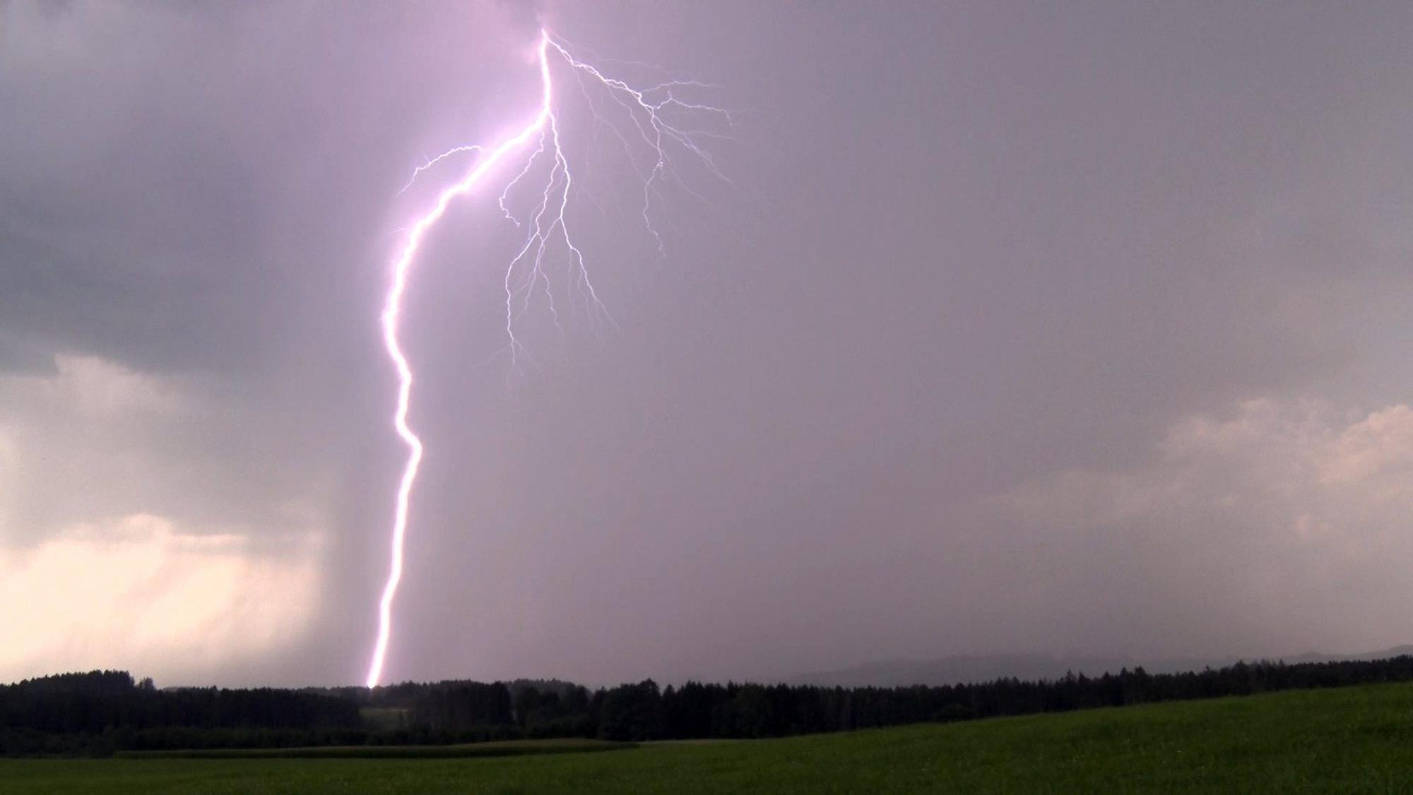 ARCHIV - 01.08.2020, Baden-Württemberg, Kißlegg: Ein Blitz erhellt den Himmel (Standbild aus einem Video). (zu dpa: «15-Jähriger stirbt in Baden-Württemberg bei Blitzeinschlag») Foto: Bernd März/dpa +++ dpa-Bildfunk +++