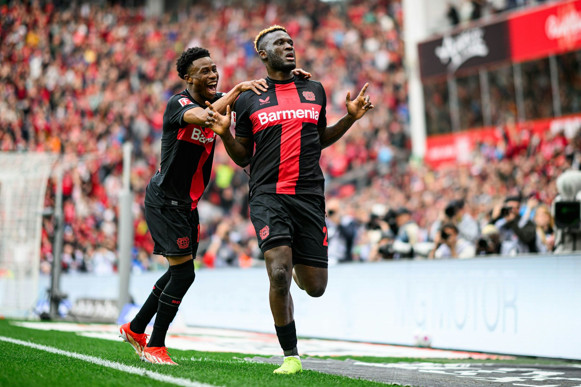 Sein typischer Jubel: Victor Boniface (r.) mit Nathan Tella