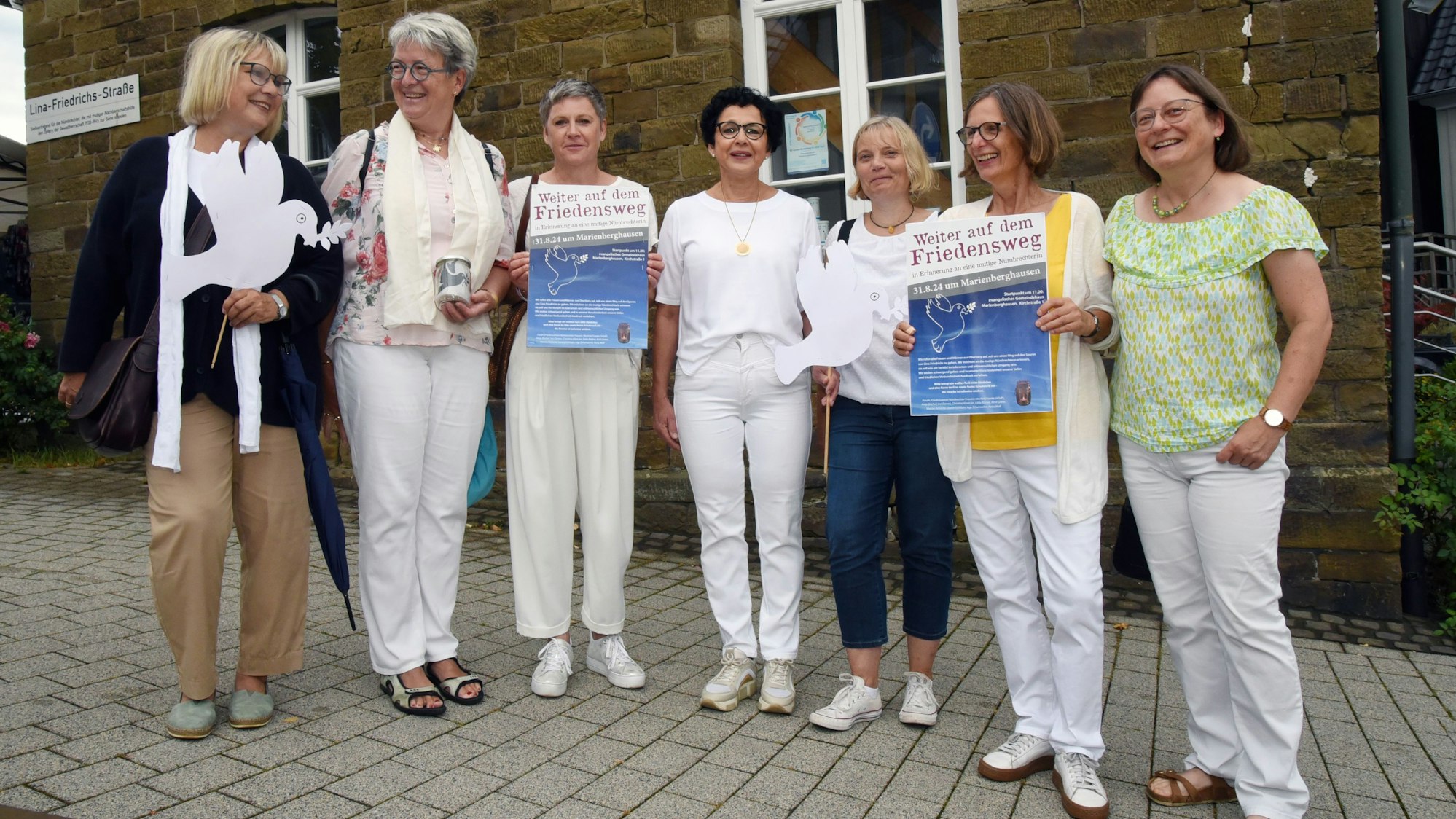 Die neue Gruppe der Friedensinitiative Frieda auf dem Dorfplatz in Nümbrecht.