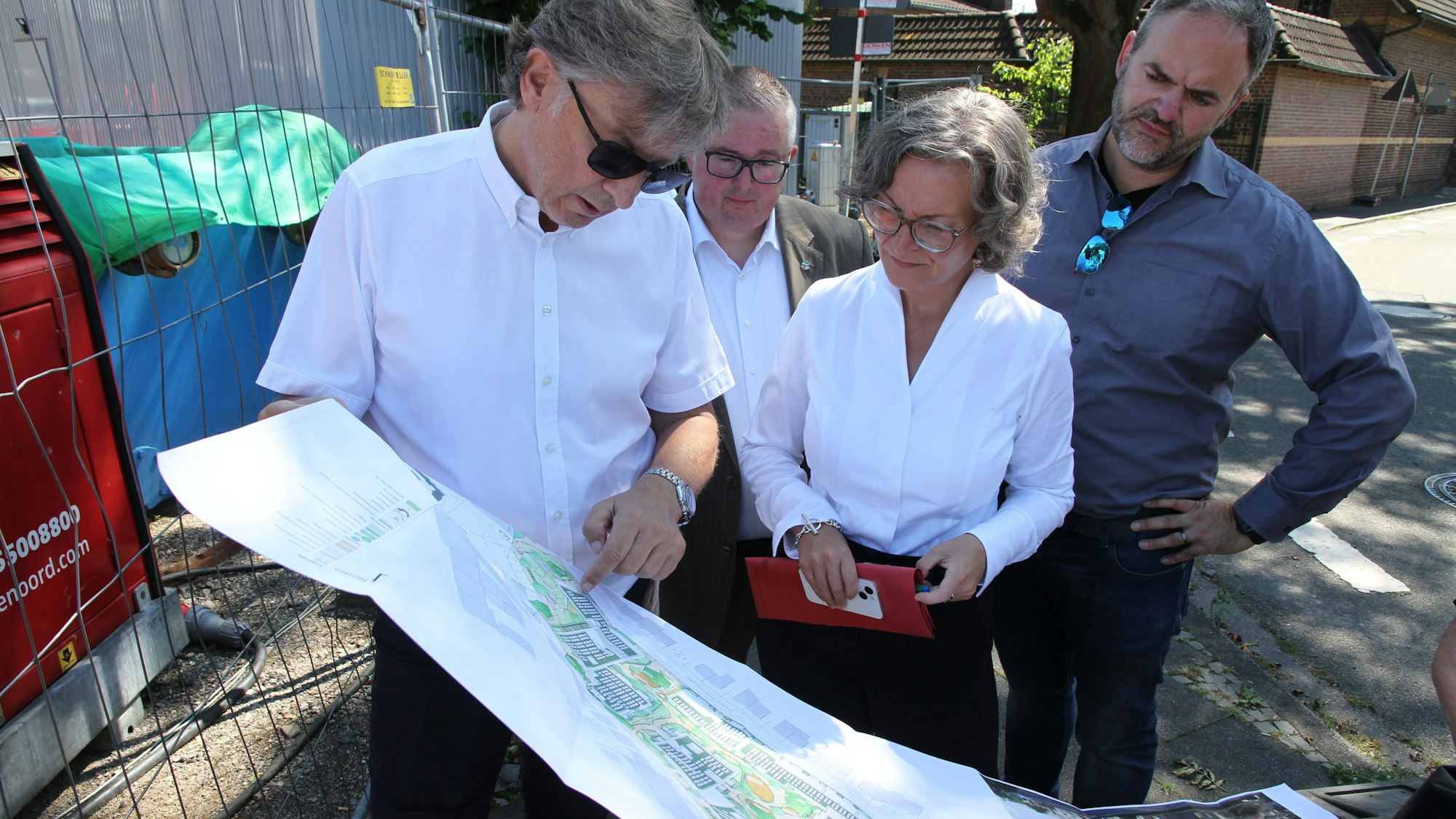 Landesministerin Ina Scharrenbach zu Besuch in Siegburg mit, von links: Stadtbetriebe-Vorstand André Kuchheuser, CDU-Landtagsabgeordneter Sascha Lienesch und CDU-Fraktionschef im Siegburger Rat Lars Nottelmann